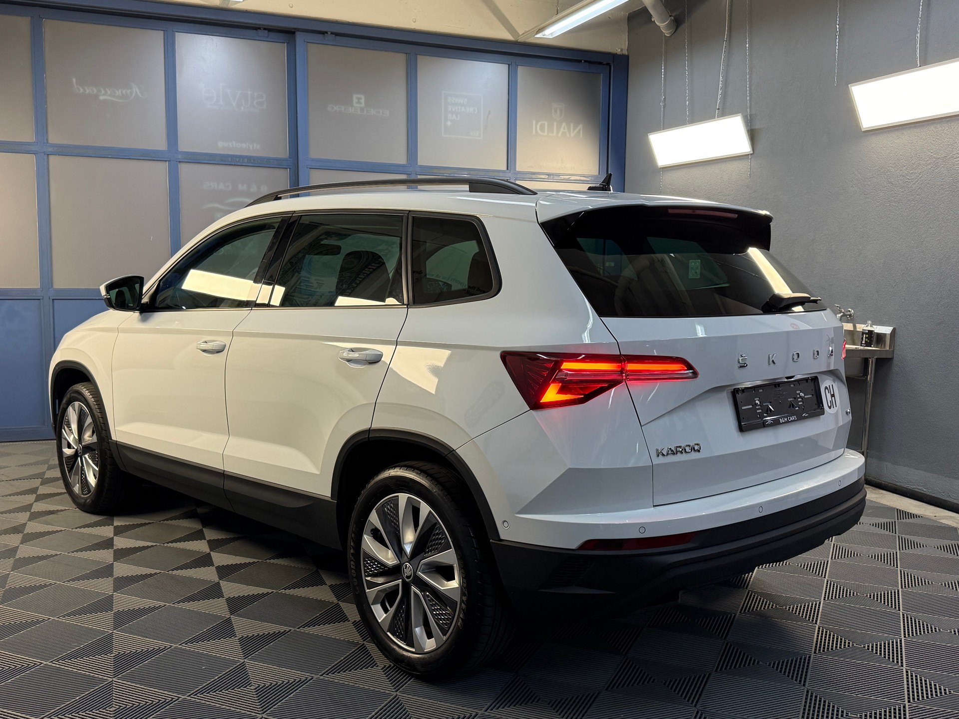 SKODA Karoq 2.0 TDI CR Style 4x4 DSG *CH* *Werksgarantie*-showroom-element-2