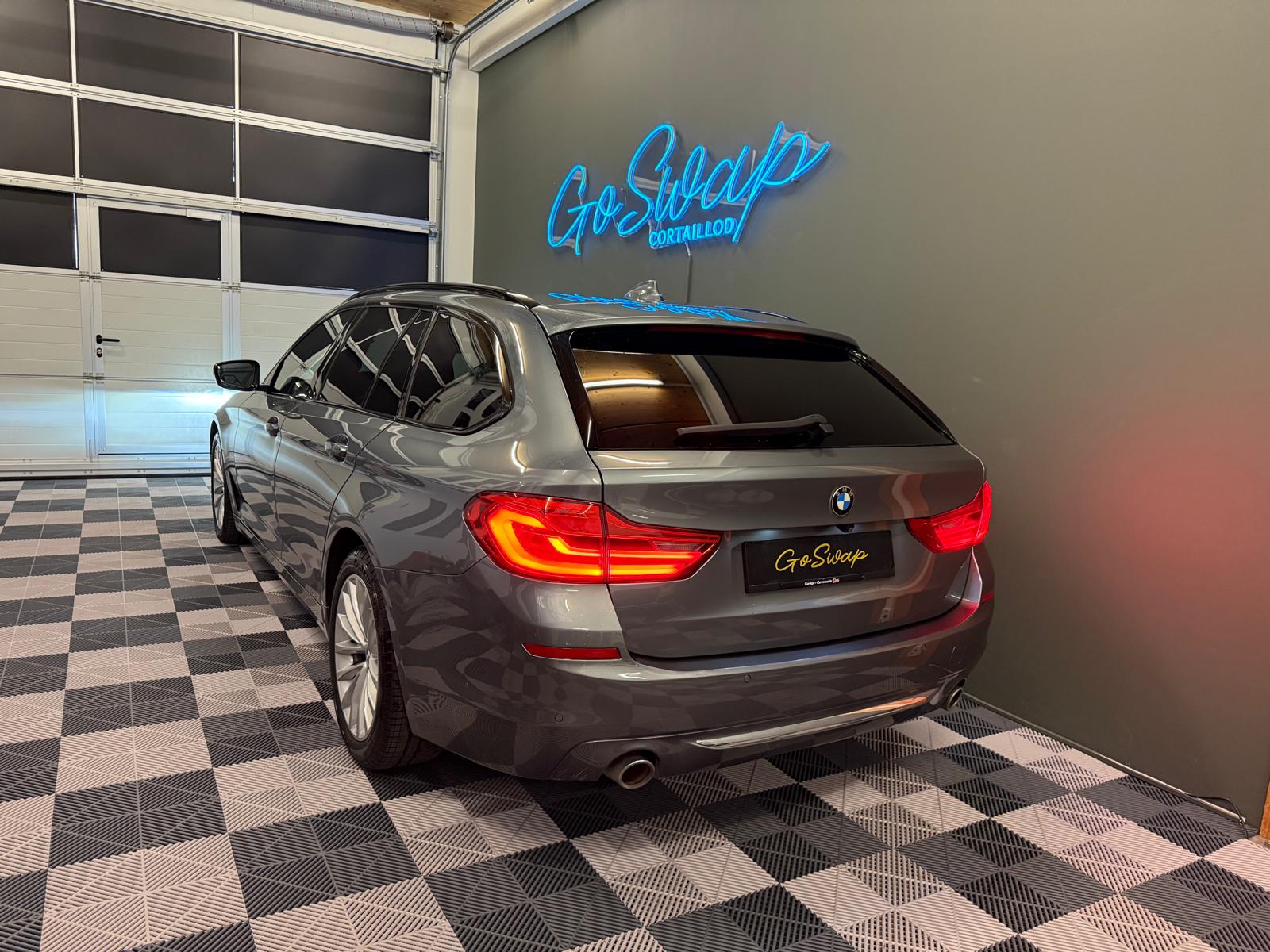 BMW 530d xDrive Touring Luxury Line Steptronic-showroom-element-3