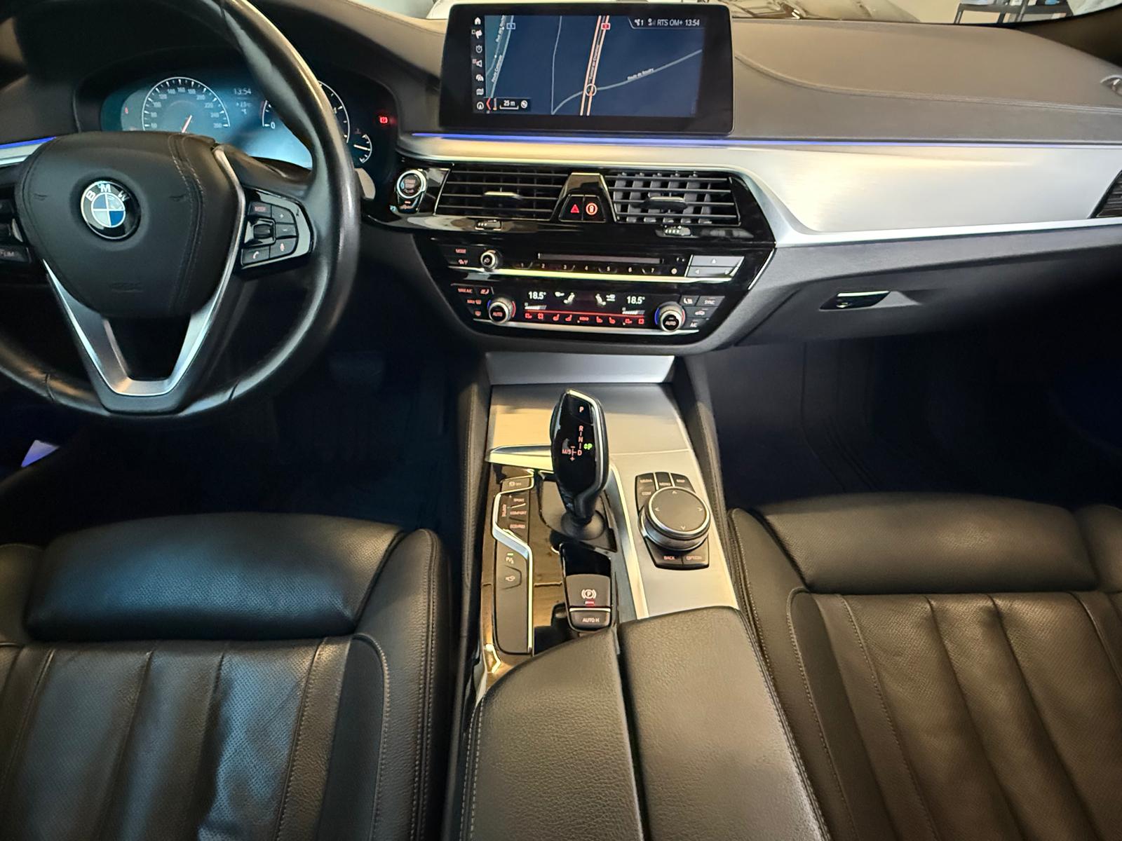 BMW 530d xDrive Touring Luxury Line Steptronic-image-14
