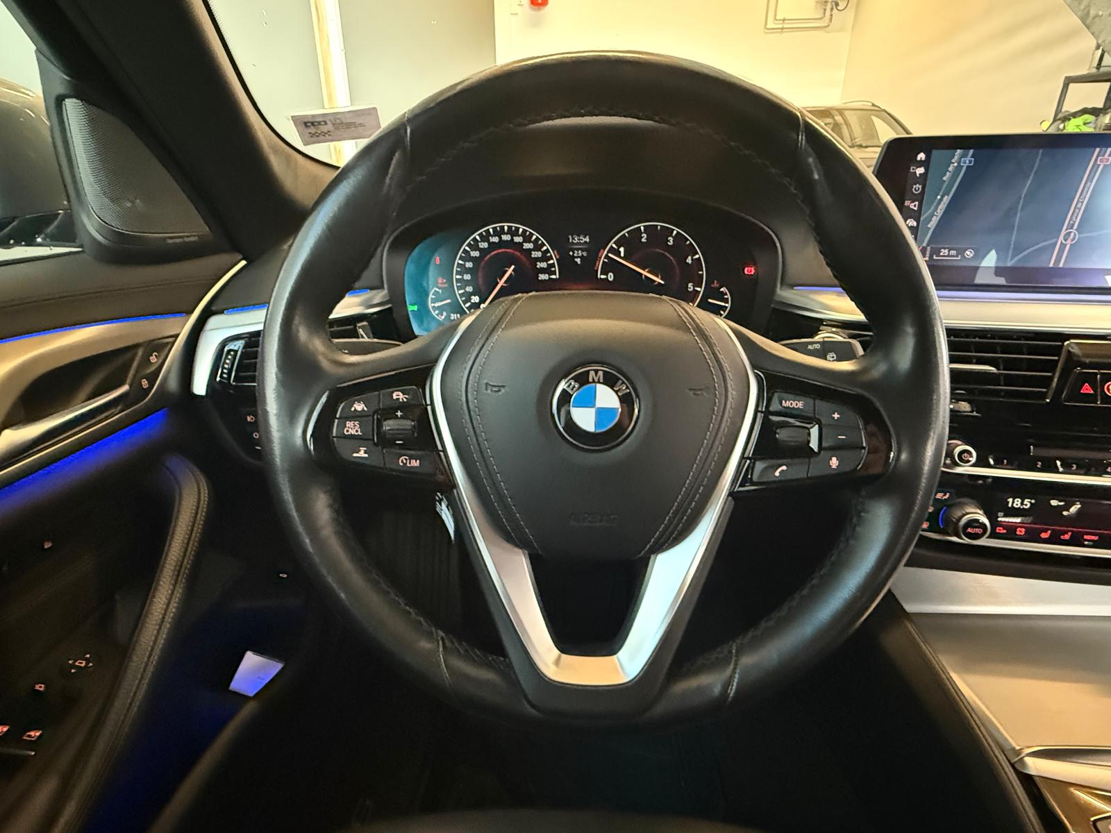 BMW 530d xDrive Touring Luxury Line Steptronic-image-16