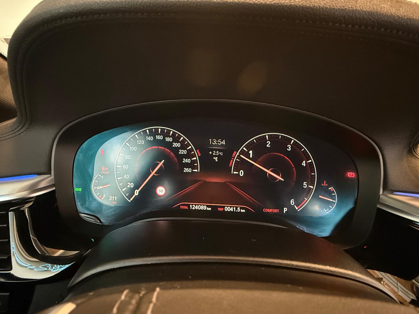BMW 530d xDrive Touring Luxury Line Steptronic-image-19
