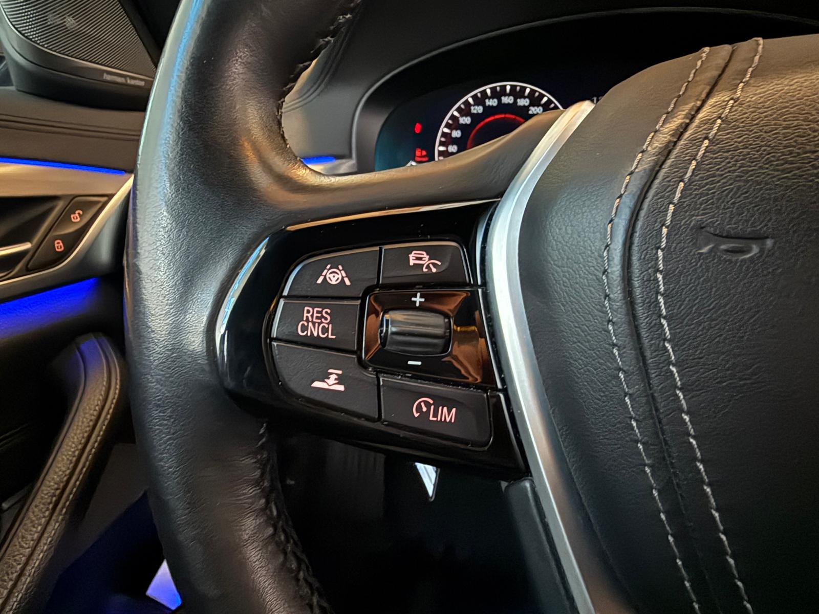 BMW 530d xDrive Touring Luxury Line Steptronic-image-17