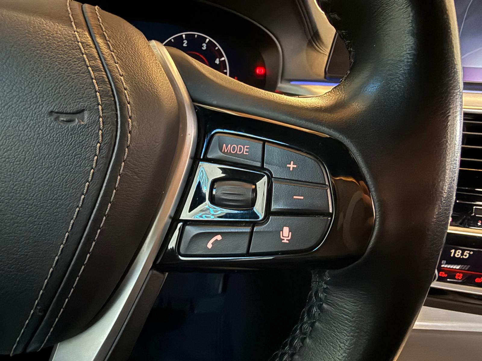 BMW 530d xDrive Touring Luxury Line Steptronic-image-18