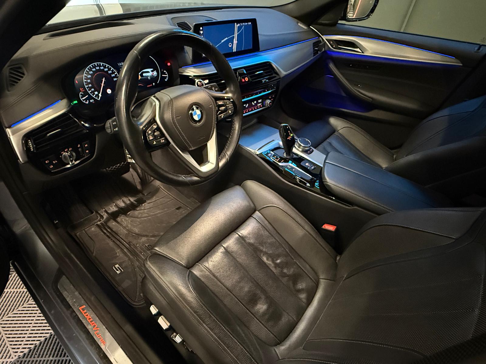 BMW 530d xDrive Touring Luxury Line Steptronic-showroom-element-1