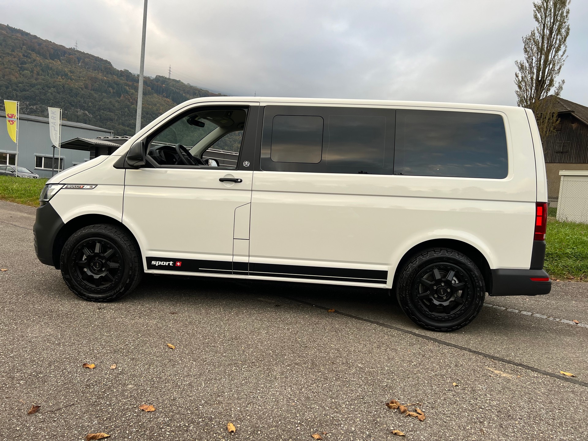 VW T6.1 BUS 9 PLÄTZER "EDITION SPORT" MIT DSG AUTOMAT. CH WAGEN. 2.0 TDI. LEASING 399.--showroom-element-1