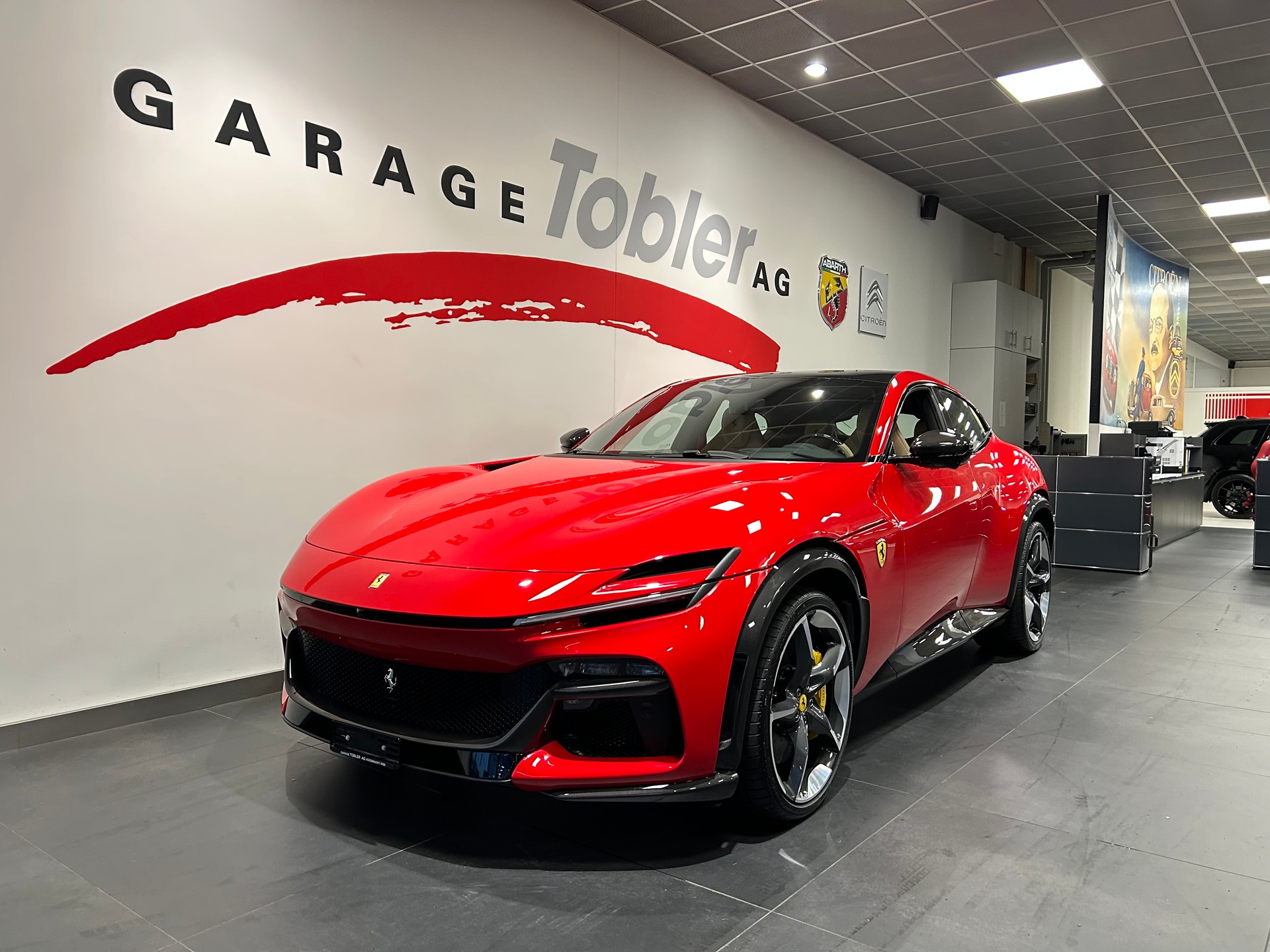 FERRARI PUROSANGUE-showroom-element-1