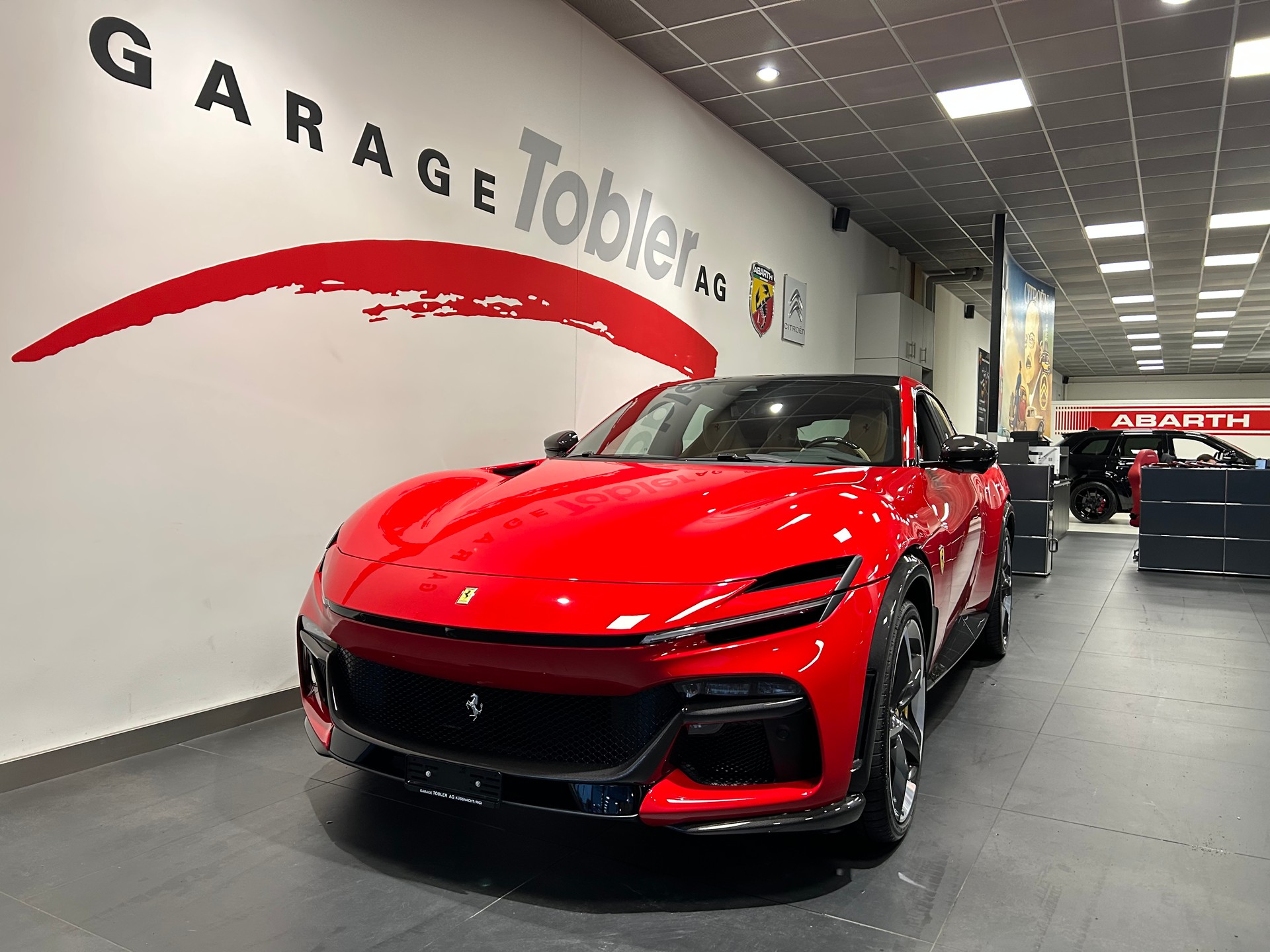 FERRARI PUROSANGUE-showroom-element-2