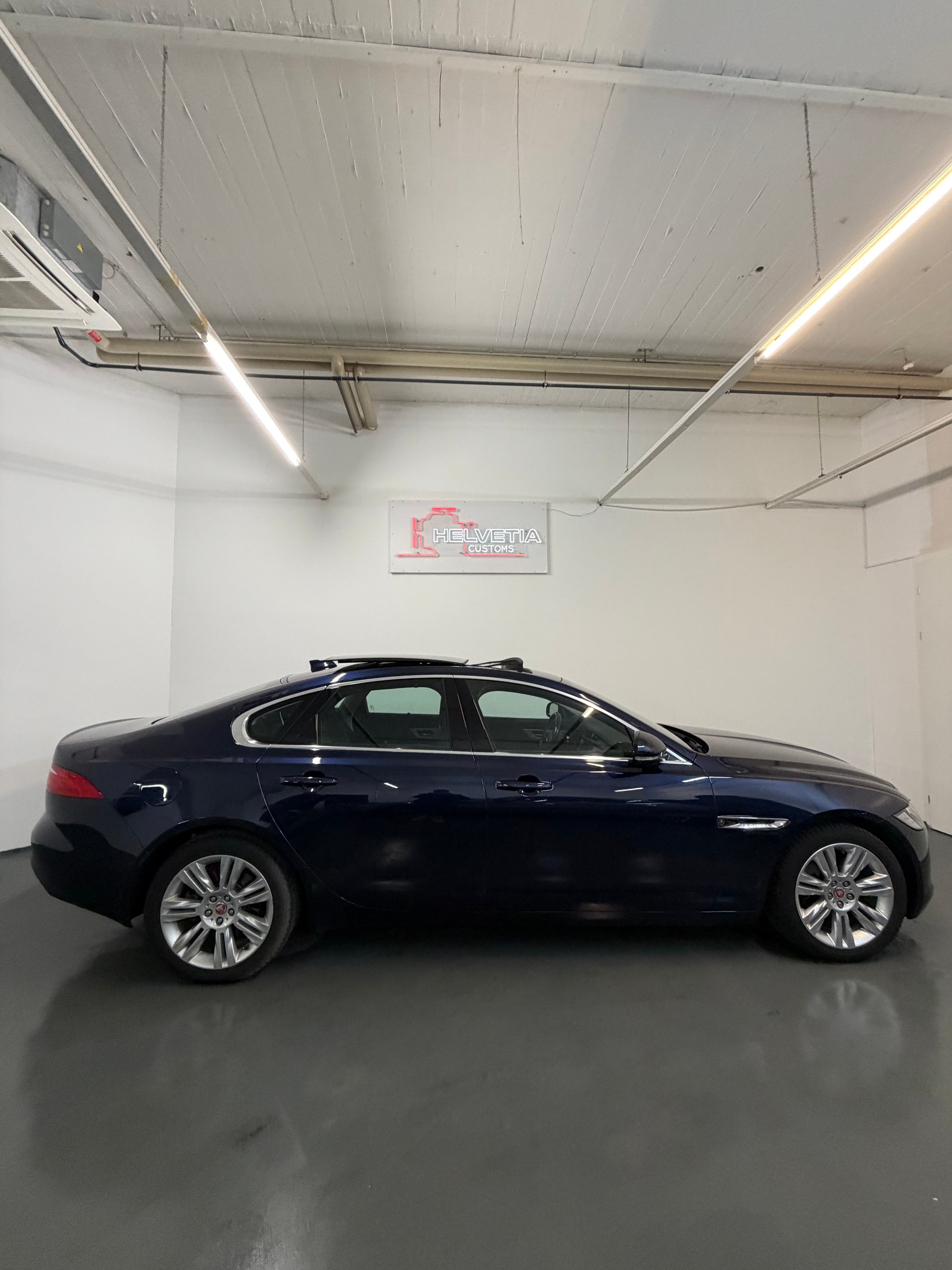 JAGUAR XF 20d Portfolio Automatic-image-1