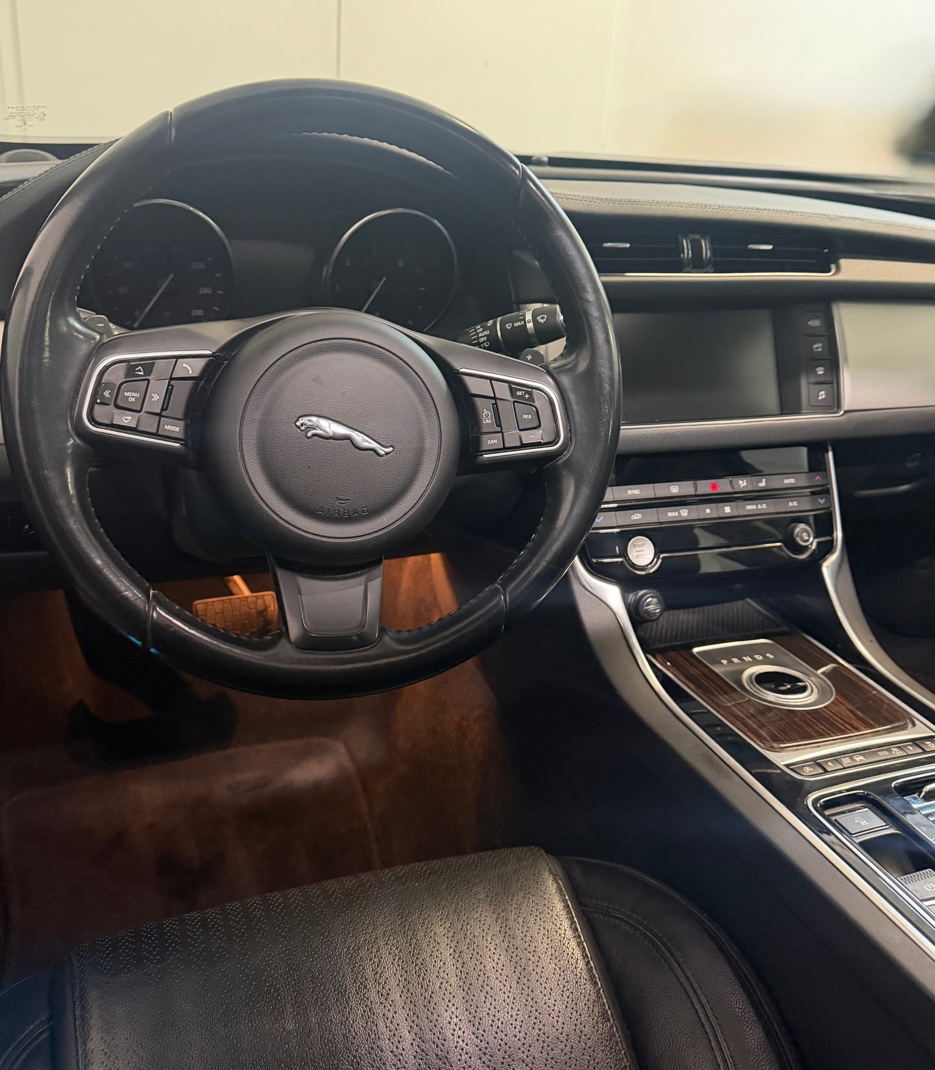 JAGUAR XF 20d Portfolio Automatic-image-3