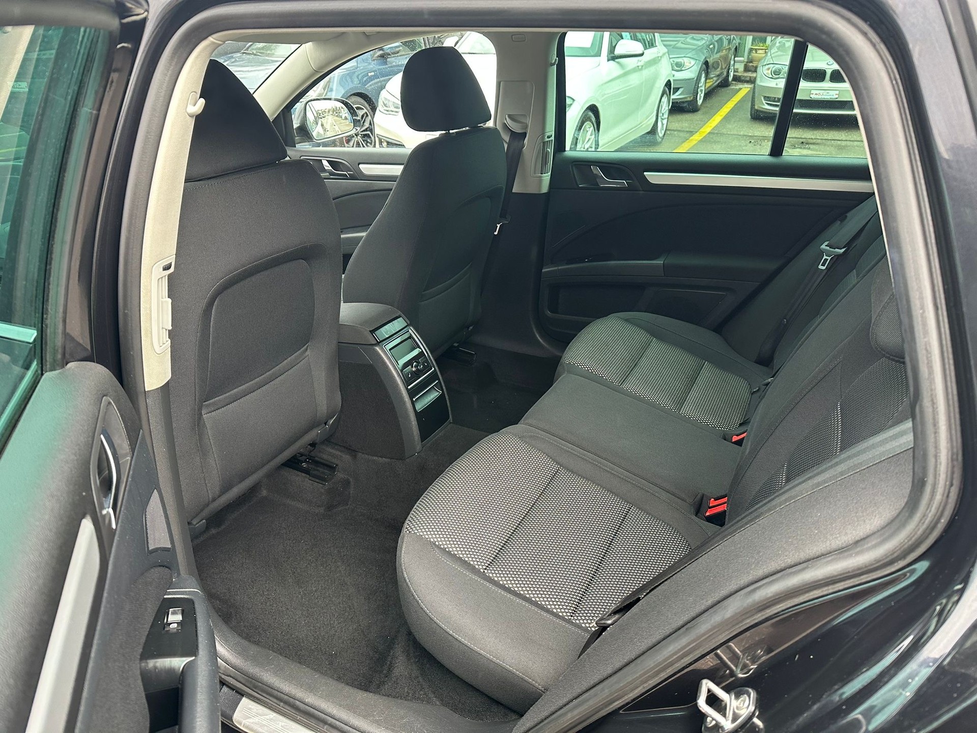 SKODA Superb Combi 2.0 TDi Ambition 4x4 DSG-image-9