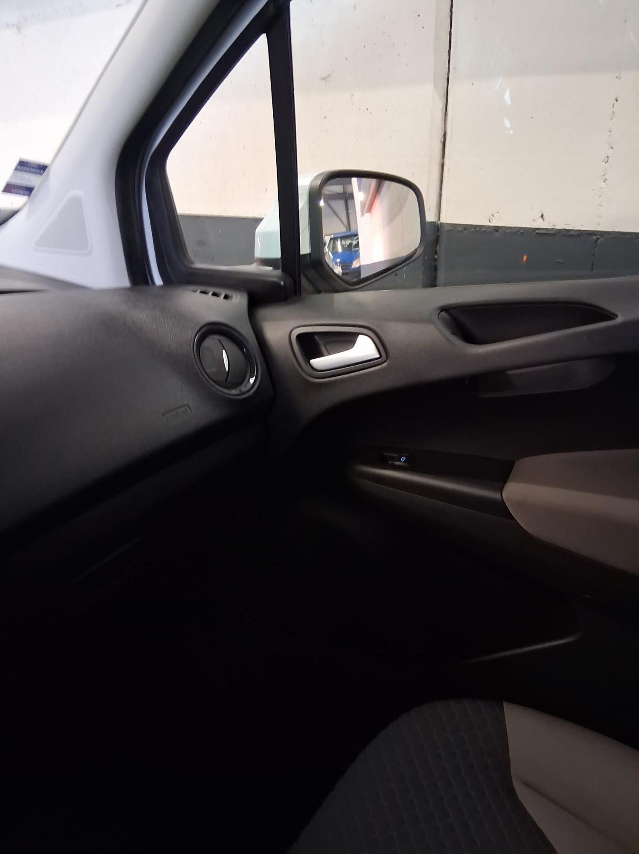 FORD TOURNEO COURIERier 1.0 EcoB 100 Titanium-image-17