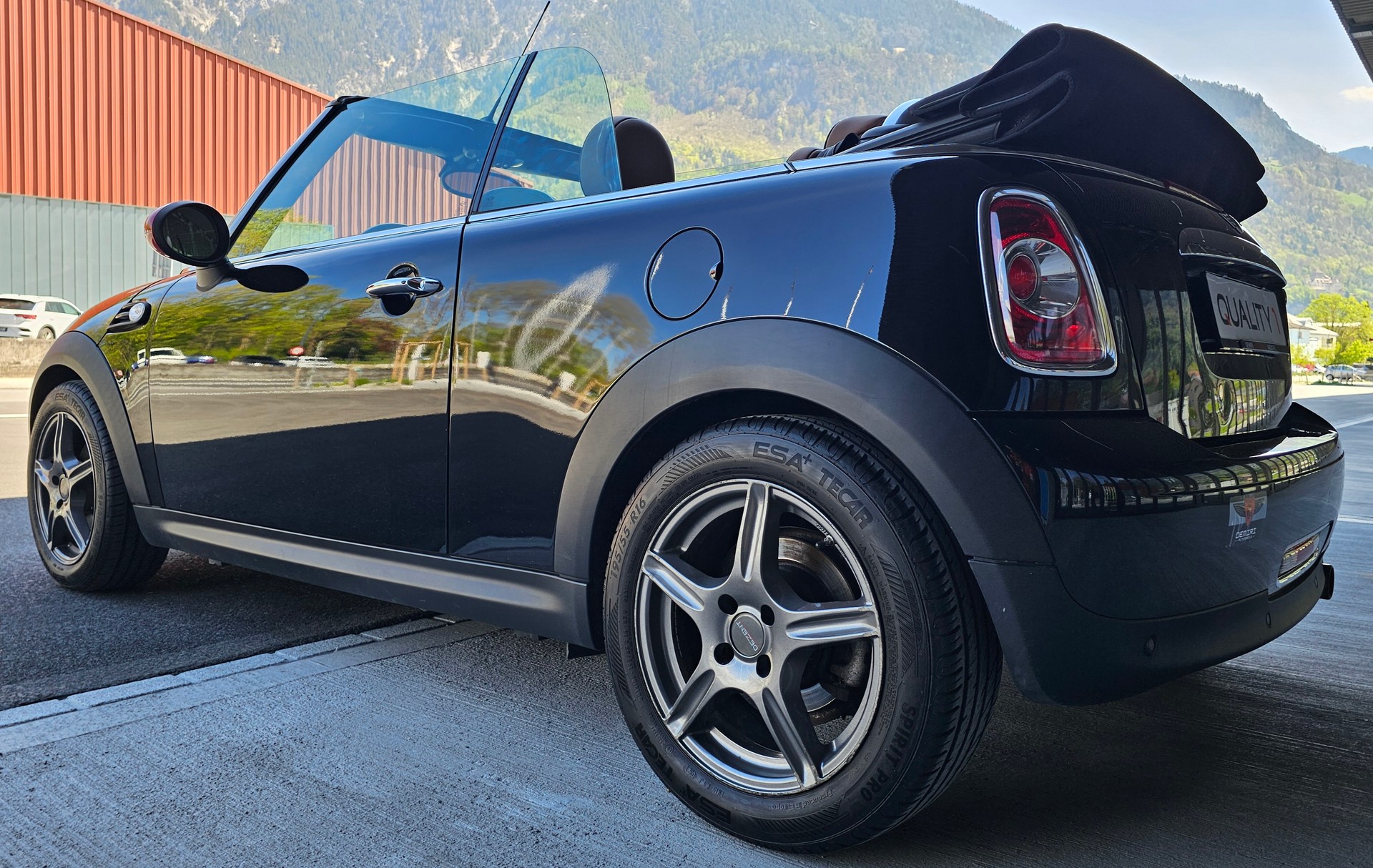 MINI Cabrio-image-2