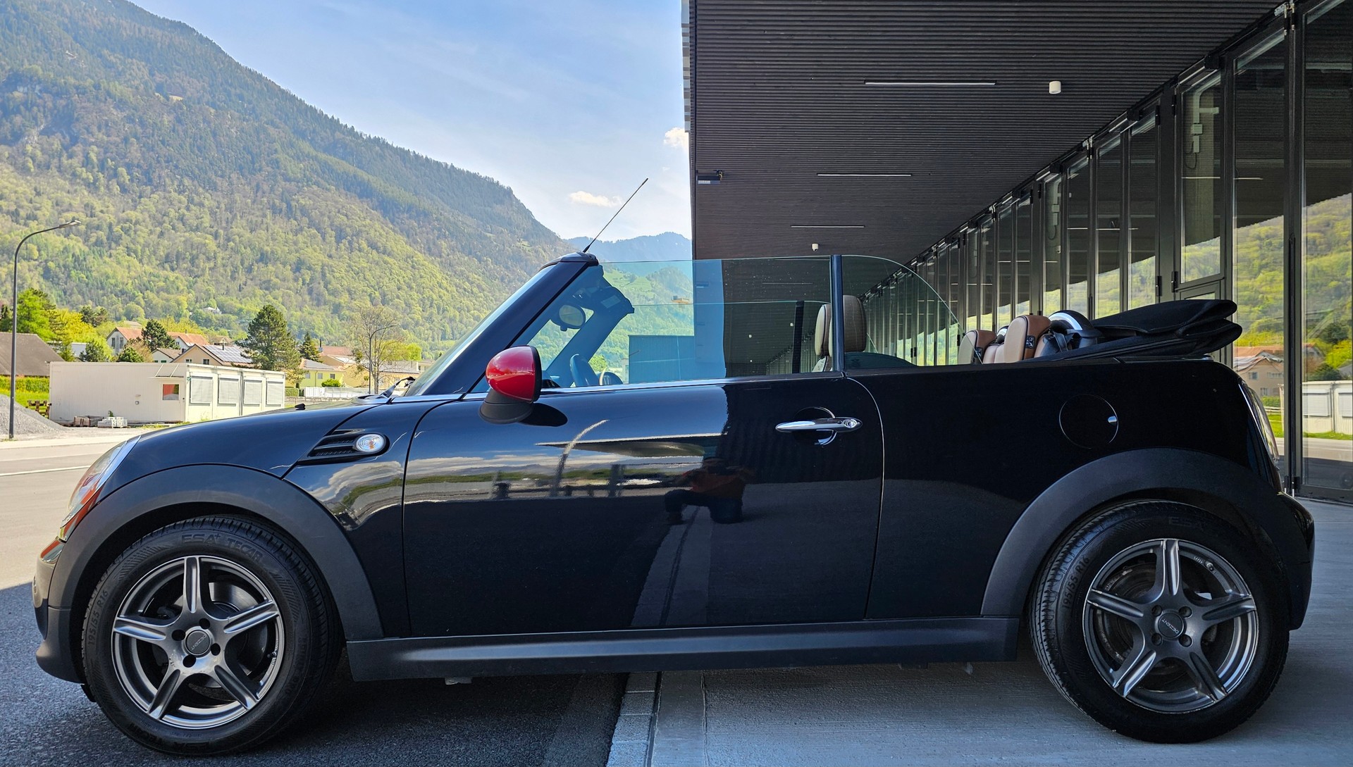 MINI Cabrio-image-1