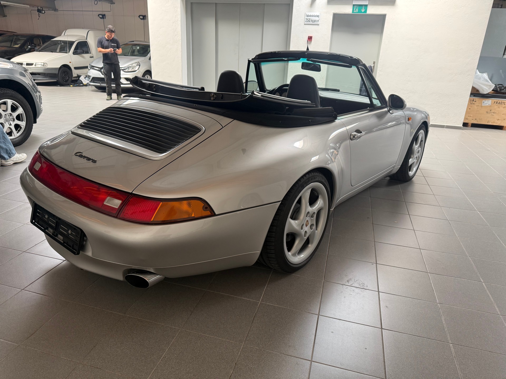 PORSCHE 911 Carrera Cabrio-image-9