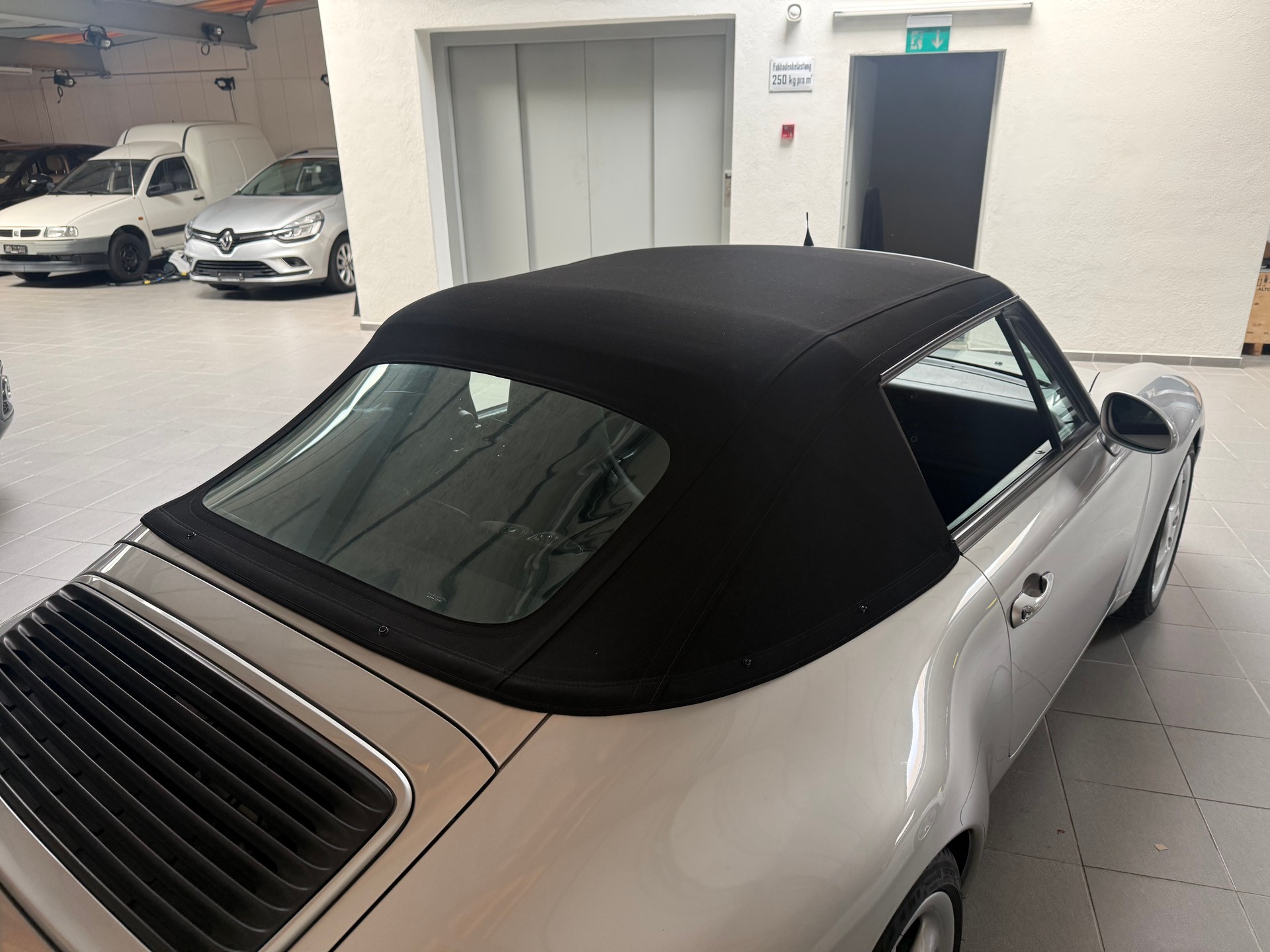 PORSCHE 911 Carrera Cabrio-image-16