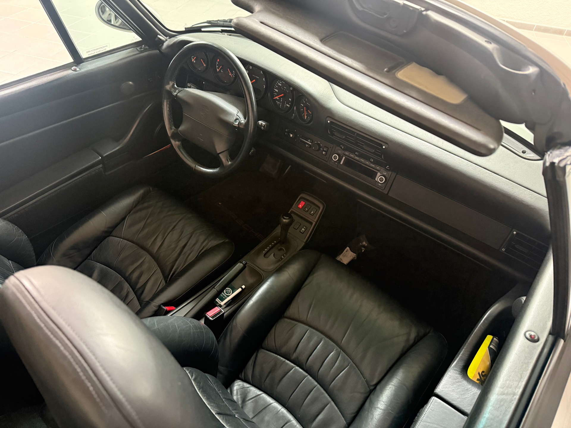 PORSCHE 911 Carrera Cabrio-image-12