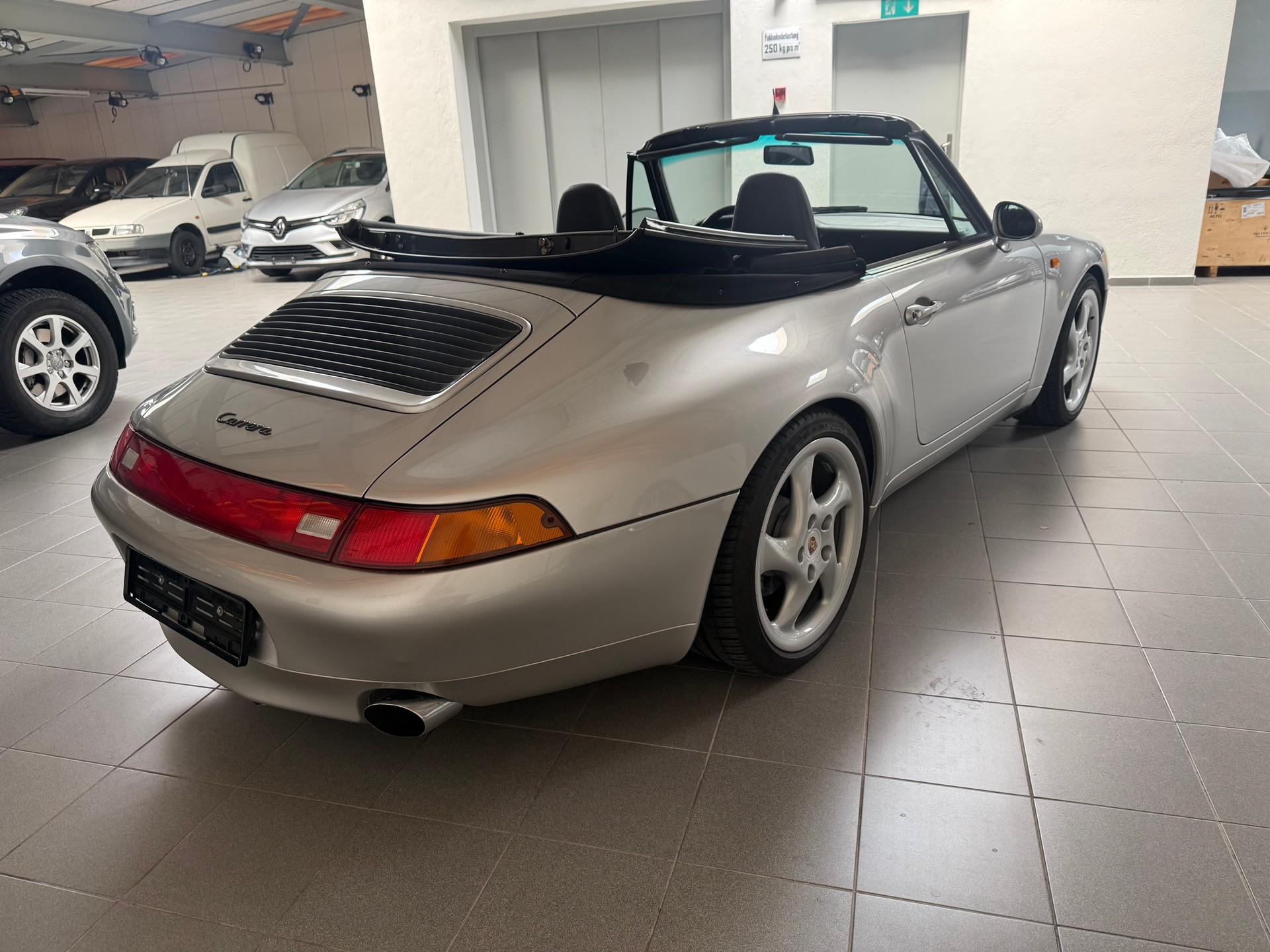 PORSCHE 911 Carrera Cabrio-image-10