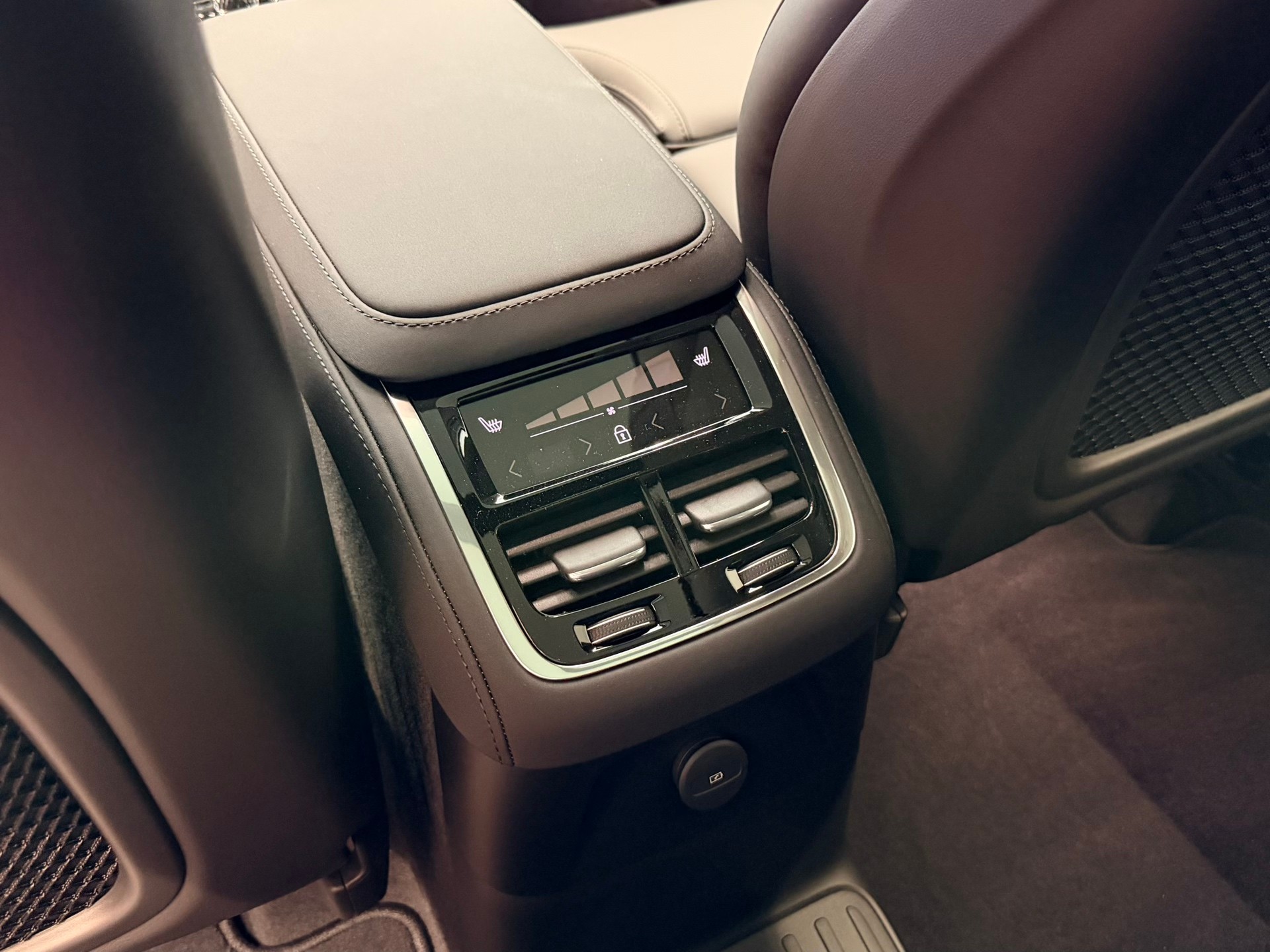 VOLVO XC90 T8 eAWD PluginHybrid Plus Dark Geartronic-image-19