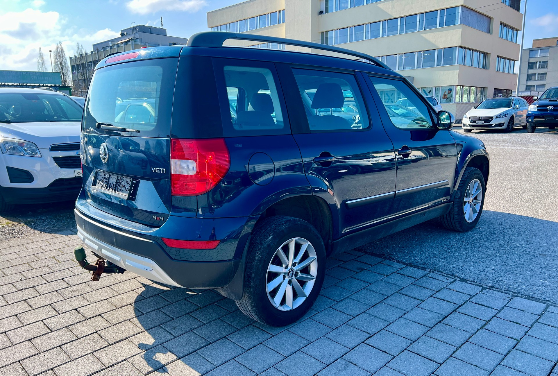 SKODA Yeti 2.0 TDI Active 4x4 ( (Klima * Alufelgen * Sensoren * Radio CD * AHK * 4X4 * BO5)-image-5
