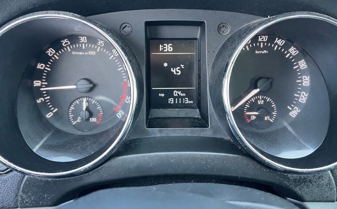 SKODA Yeti 2.0 TDI Active 4x4 ( (Klima * Alufelgen * Sensoren * Radio CD * AHK * 4X4 * BO5)-image-8