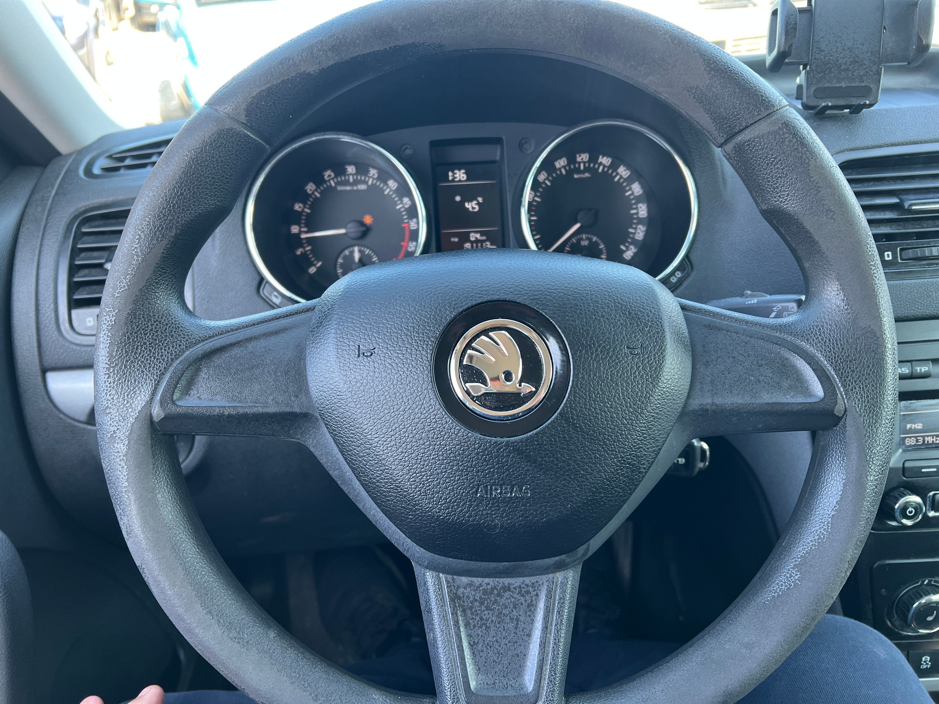 SKODA Yeti 2.0 TDI Active 4x4 ( (Klima * Alufelgen * Sensoren * Radio CD * AHK * 4X4 * BO5)-image-9