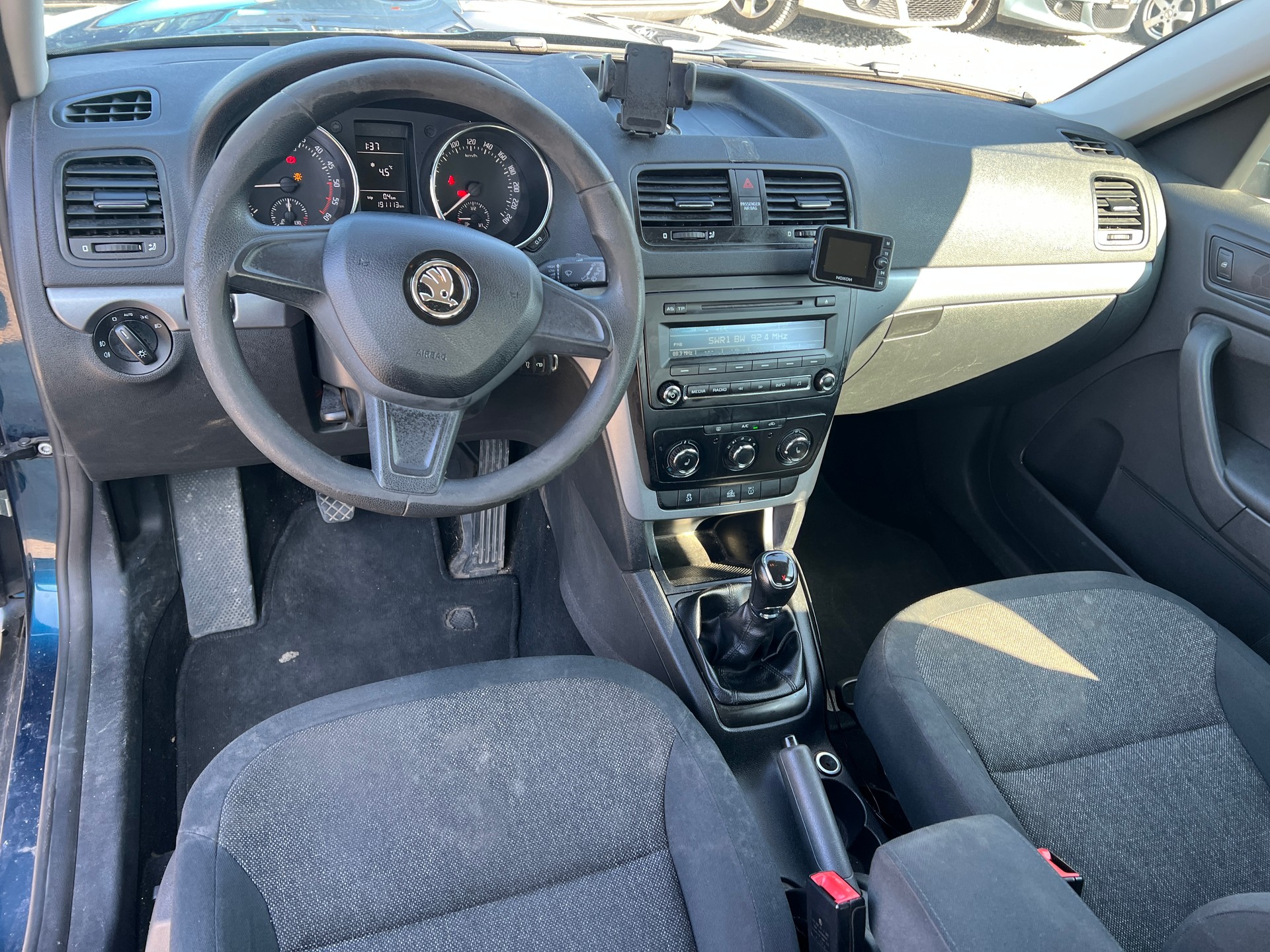 SKODA Yeti 2.0 TDI Active 4x4 ( (Klima * Alufelgen * Sensoren * Radio CD * AHK * 4X4 * BO5)-image-11