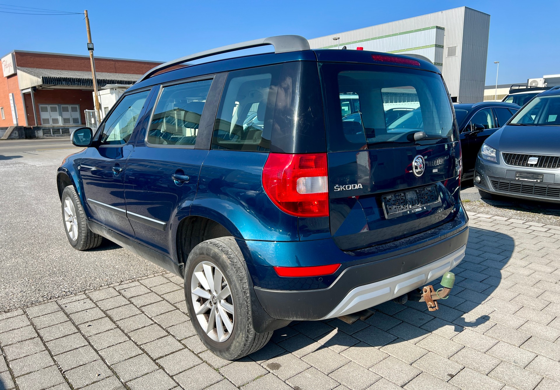 SKODA Yeti 2.0 TDI Active 4x4 ( (Klima * Alufelgen * Sensoren * Radio CD * AHK * 4X4 * BO5)-image-7