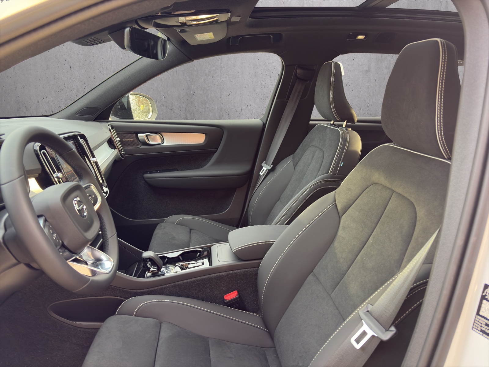 VOLVO XC40 B4 Benzin Mild Hybrid Ultra Black Edition DCT-image-6