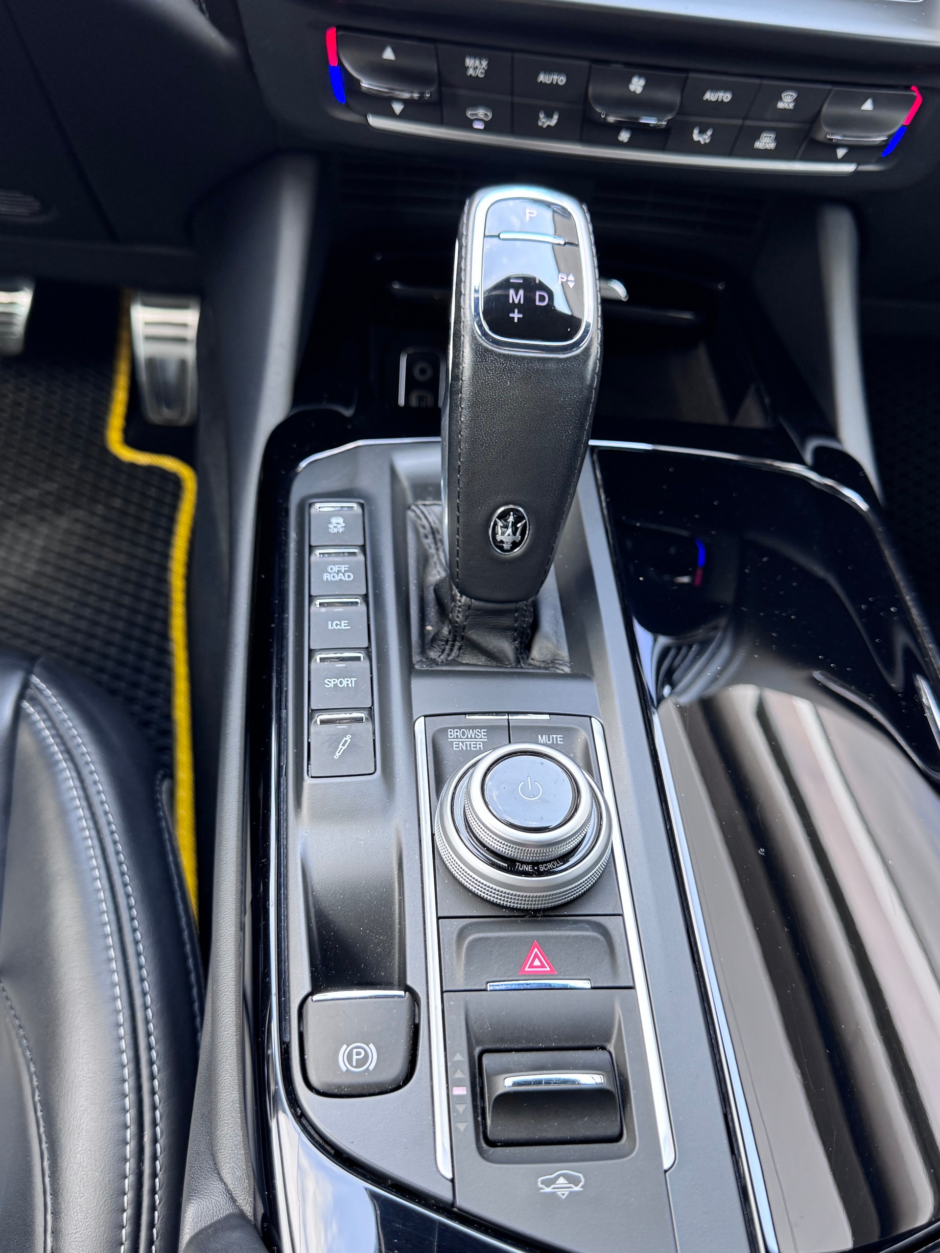MASERATI Levante 3.0 V6 Modena+Automat+4x4+LED Scheinwerfer+Leder+Sitzheizung+ACC+360°Kamera+Luftfahrwerk+Getönte Scheiben+Navi+21"ALU+-image-17