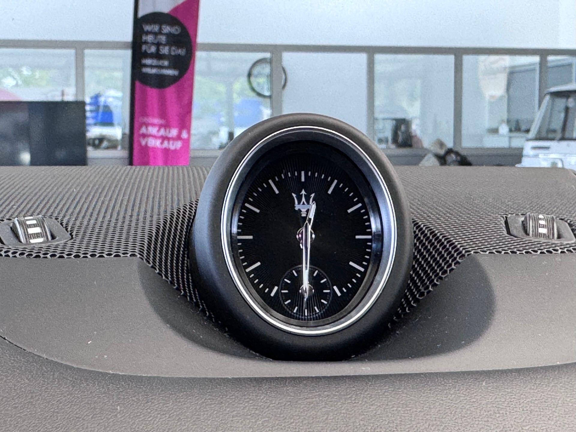 MASERATI Levante 3.0 V6 Modena+Automat+4x4+LED Scheinwerfer+Leder+Sitzheizung+ACC+360°Kamera+Luftfahrwerk+Getönte Scheiben+Navi+21"ALU+-image-25