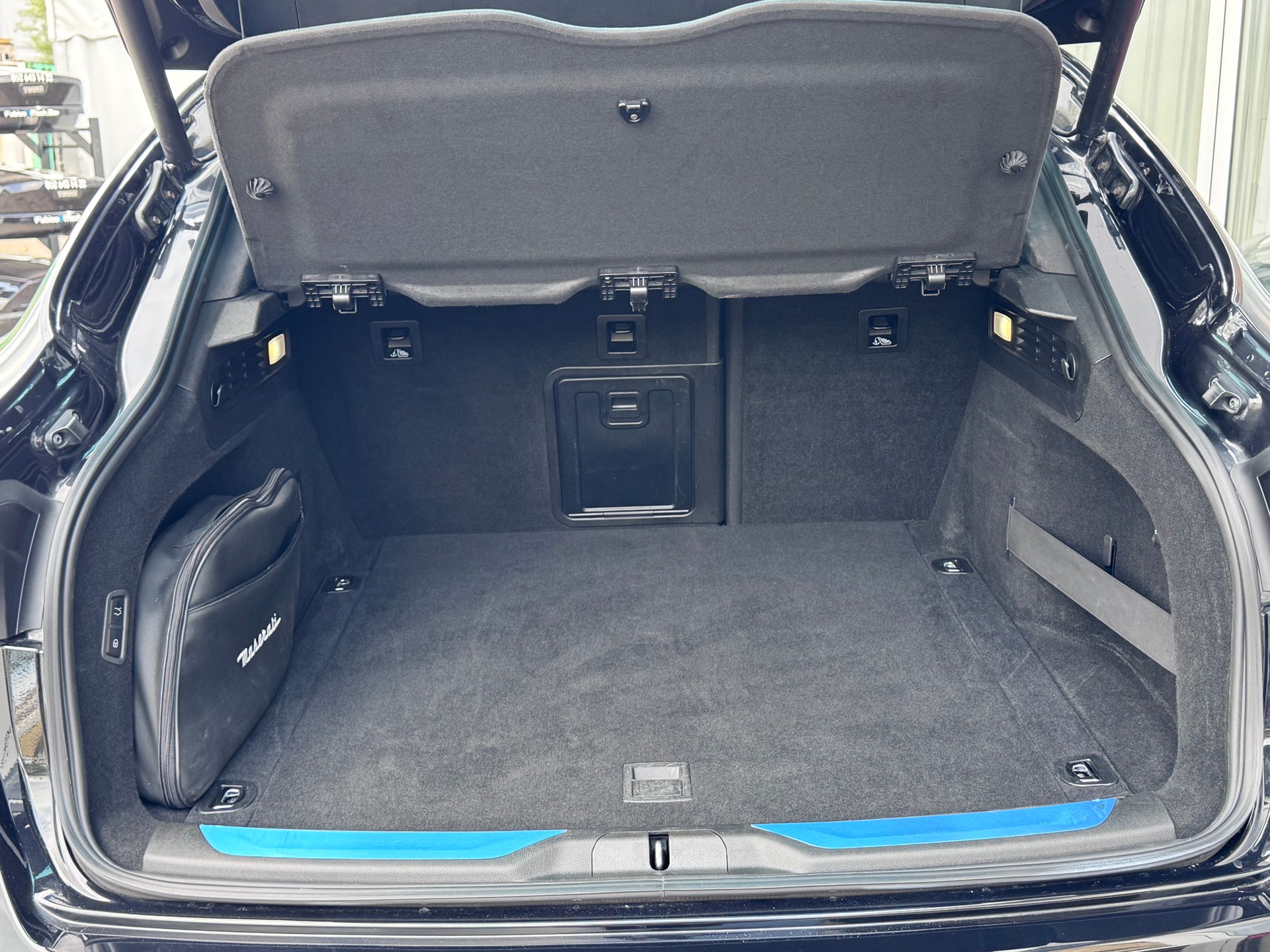 MASERATI Levante 3.0 V6 Modena+Automat+4x4+LED Scheinwerfer+Leder+Sitzheizung+ACC+360°Kamera+Luftfahrwerk+Getönte Scheiben+Navi+21"ALU+-image-7