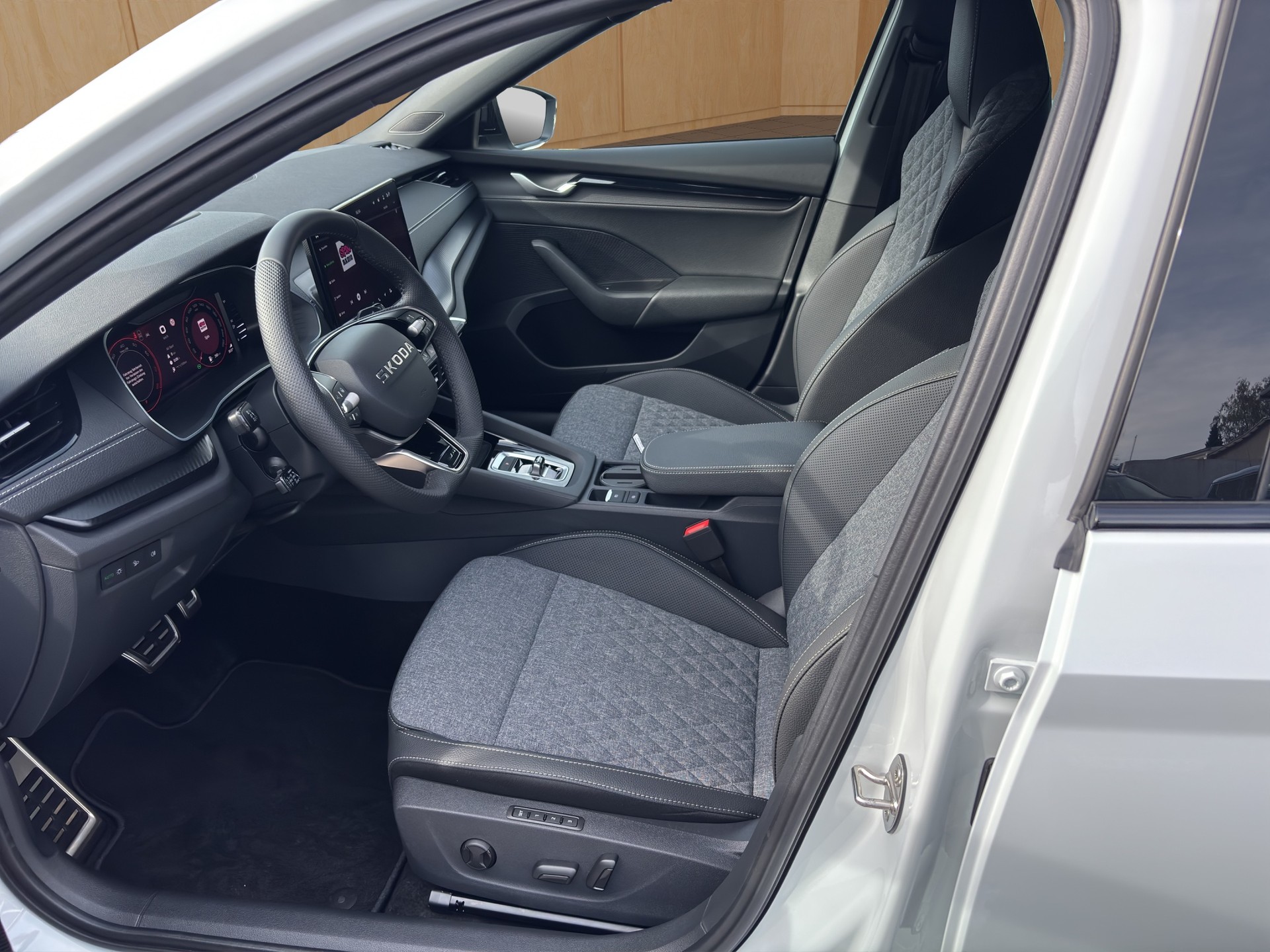 SKODA Octavia Combi 2.0 TSI DSG Sport Line 4x4-image-6