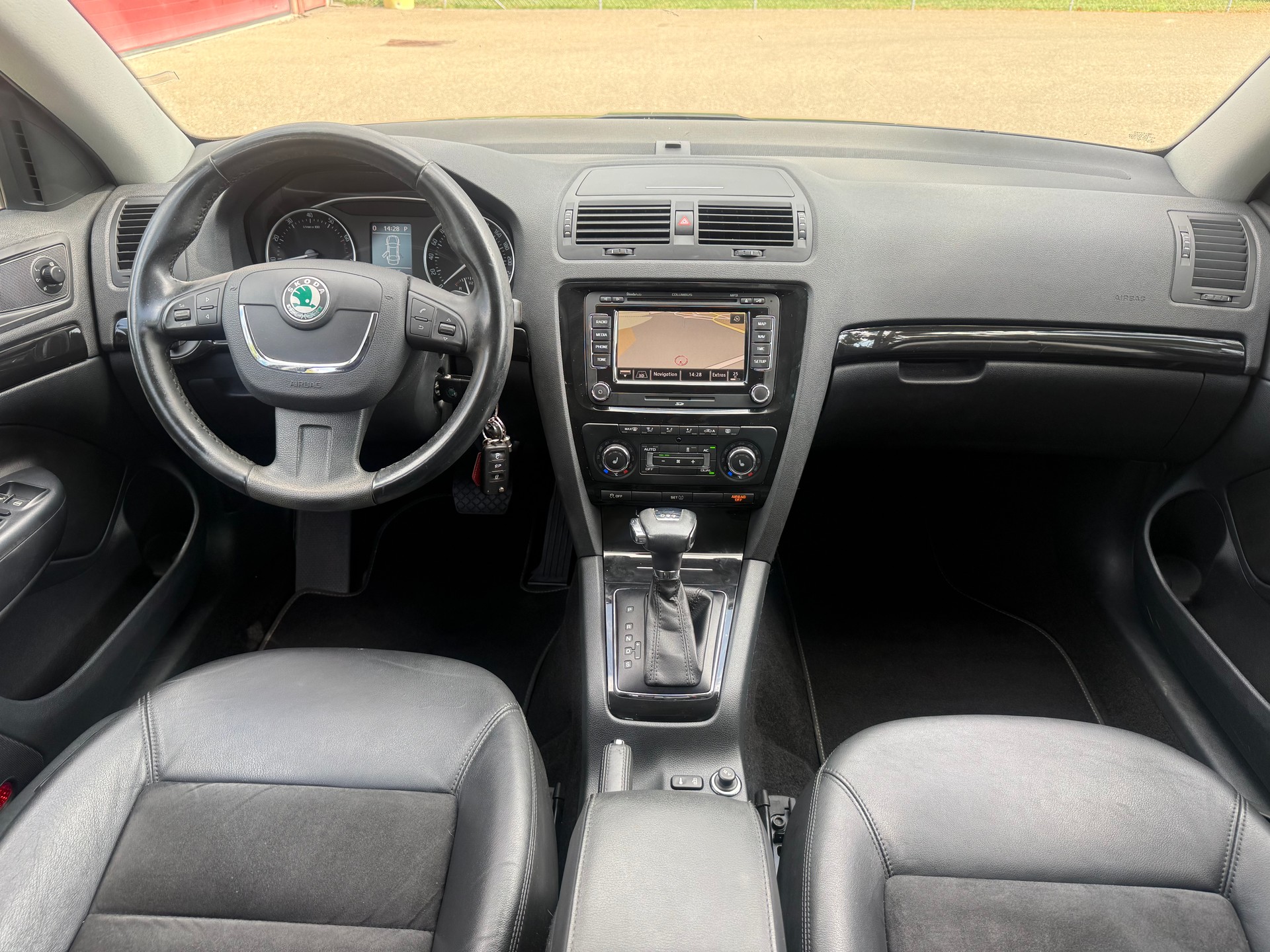 SKODA Octavia Combi 1.8 TSI Ambition DSG-image-7