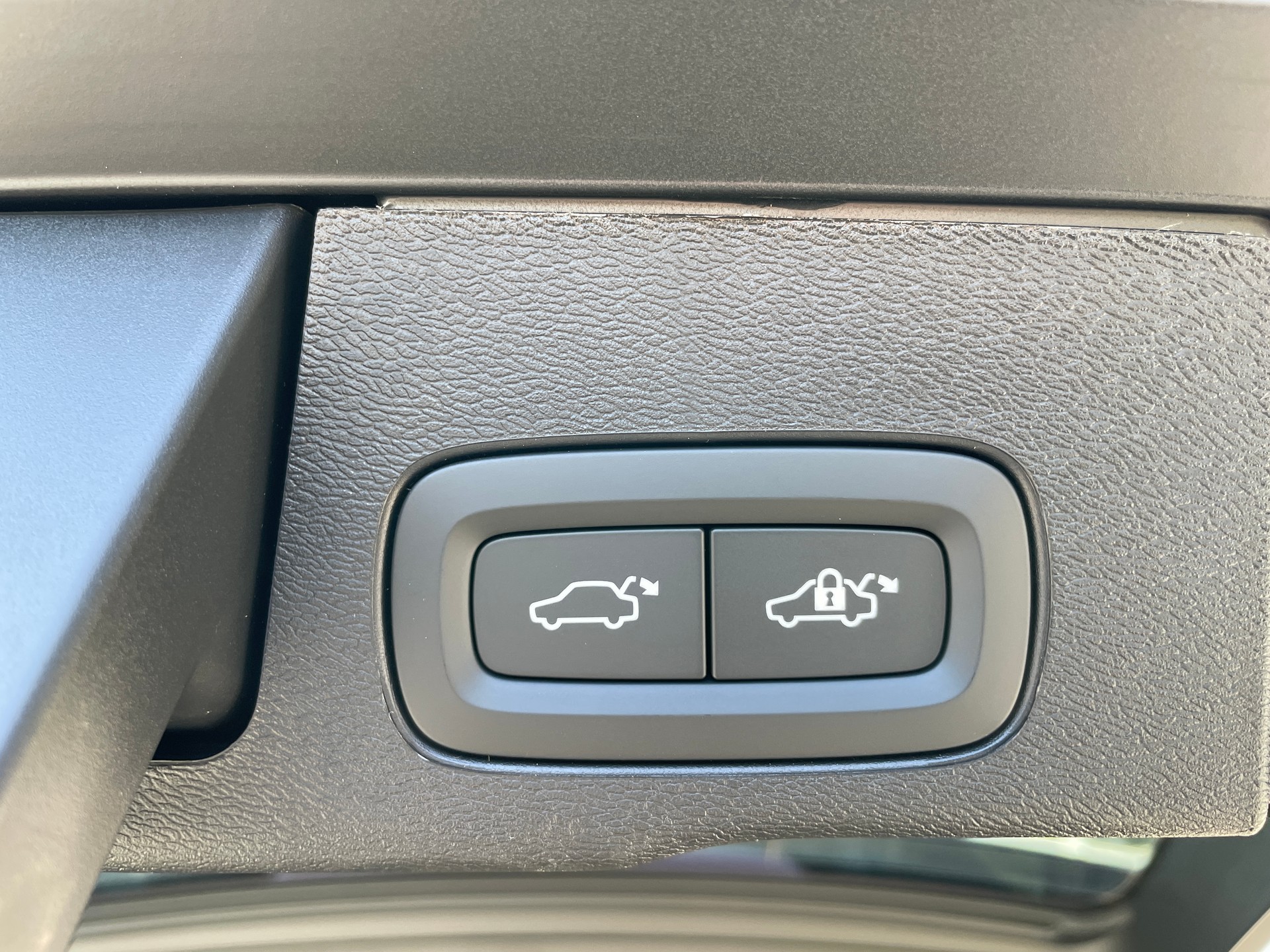 VOLVO XC60 T6 eAWD PluginHybrid Black Edition Geartronic-image-9