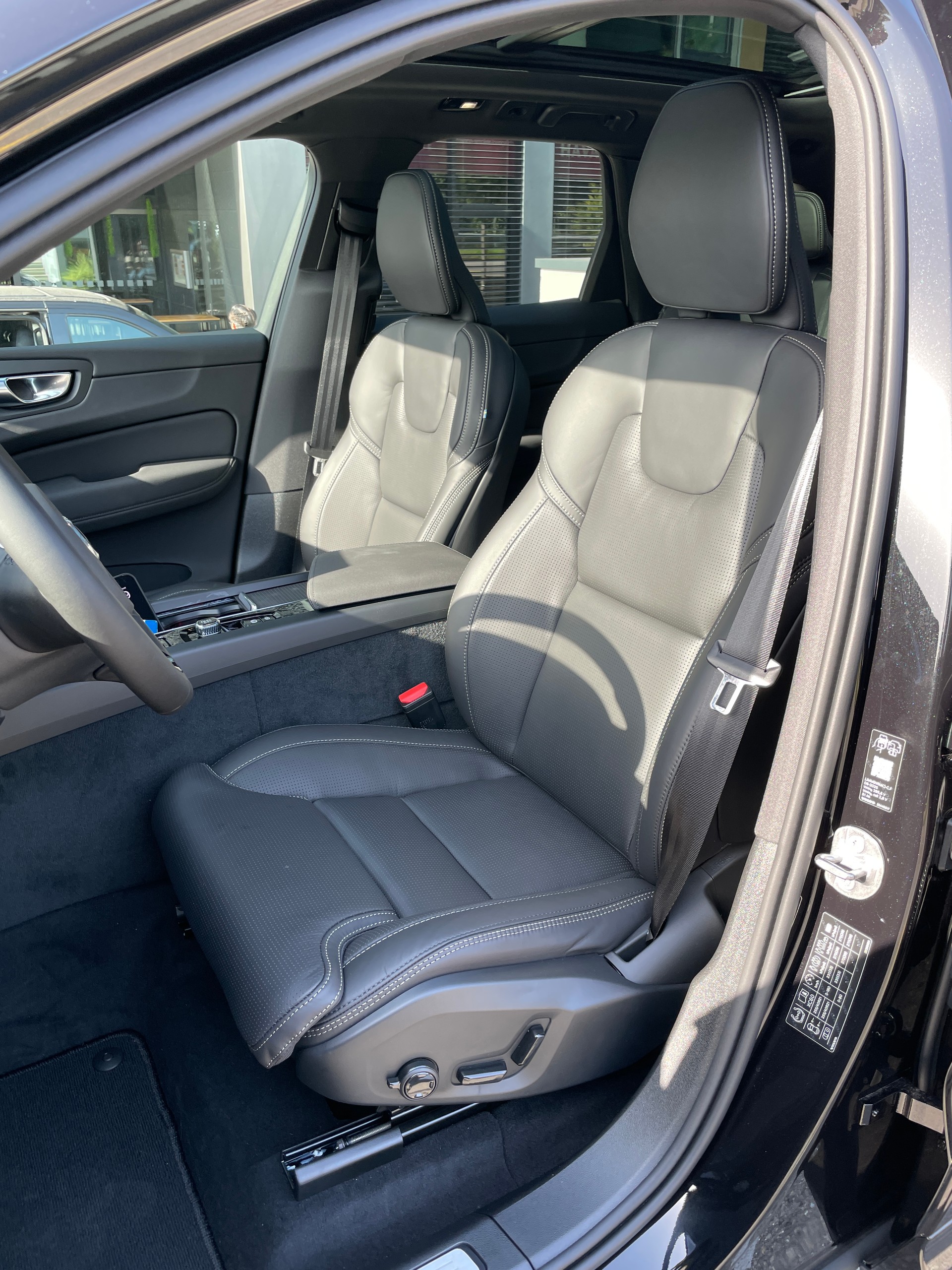 VOLVO XC60 T6 eAWD PluginHybrid Black Edition Geartronic-image-18