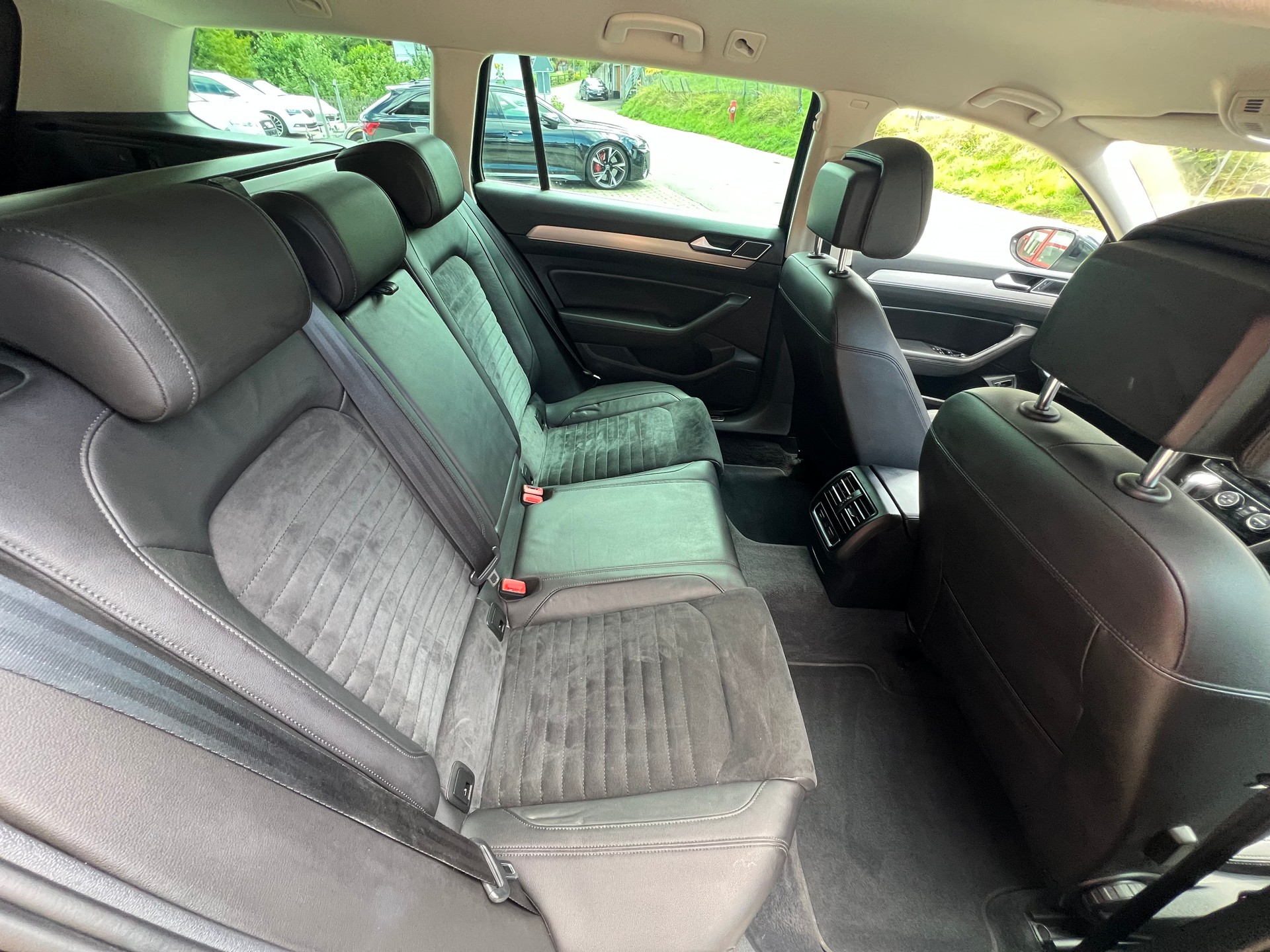 VW Passat Variant 2.0 TDI BMT Highline DSG 4Motion-image-8