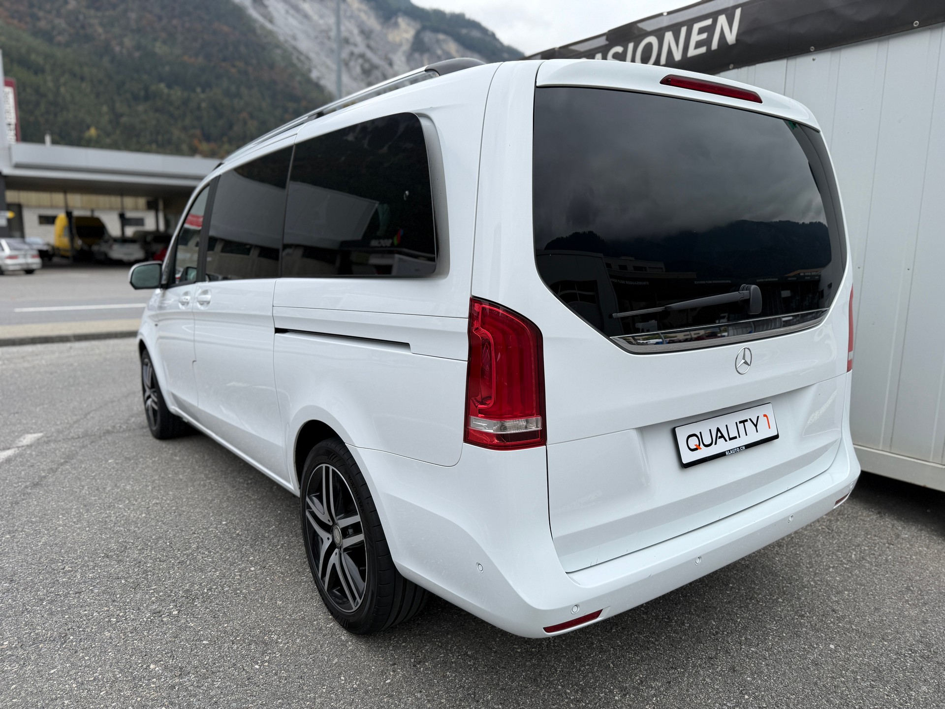 MERCEDES-BENZ V 250 d Avantgarde lang 4Matic 7G-Tronic * 8 PLÄTZE*PANORMA*AHK*LEDER*4X4-image-7