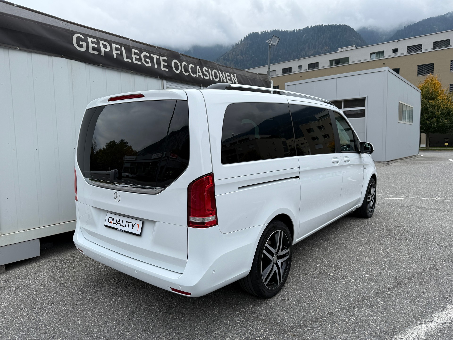 MERCEDES-BENZ V 250 d Avantgarde lang 4Matic 7G-Tronic * 8 PLÄTZE*PANORMA*AHK*LEDER*4X4-showroom-element-3