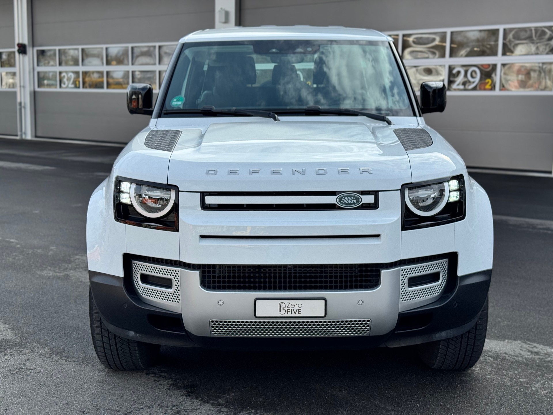 LAND ROVER Defender 90 3.0D I6 200 S-showroom-element-1