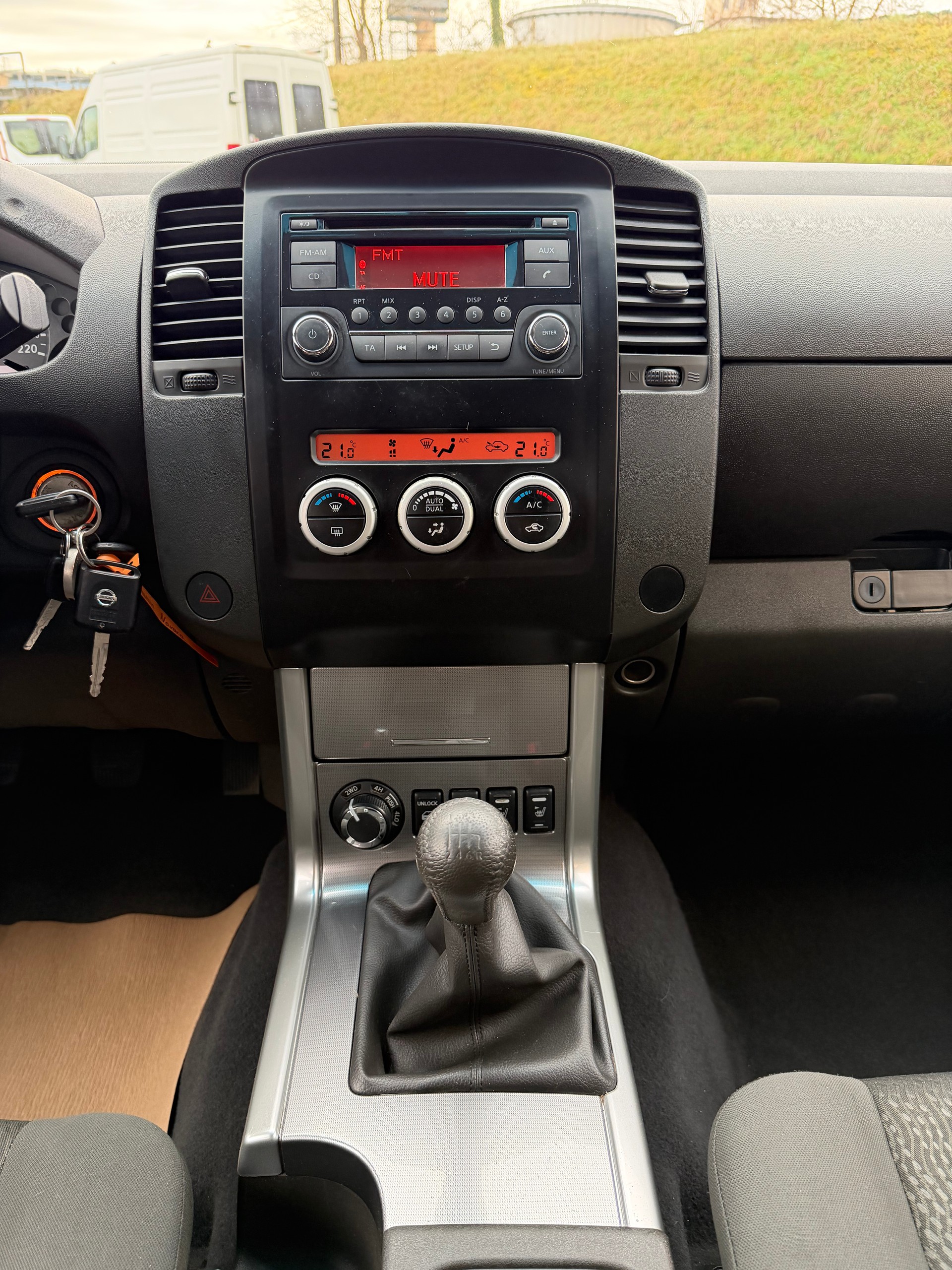 NISSAN Navara Double Cab LE 2.5 dCi 4WD LB-image-12