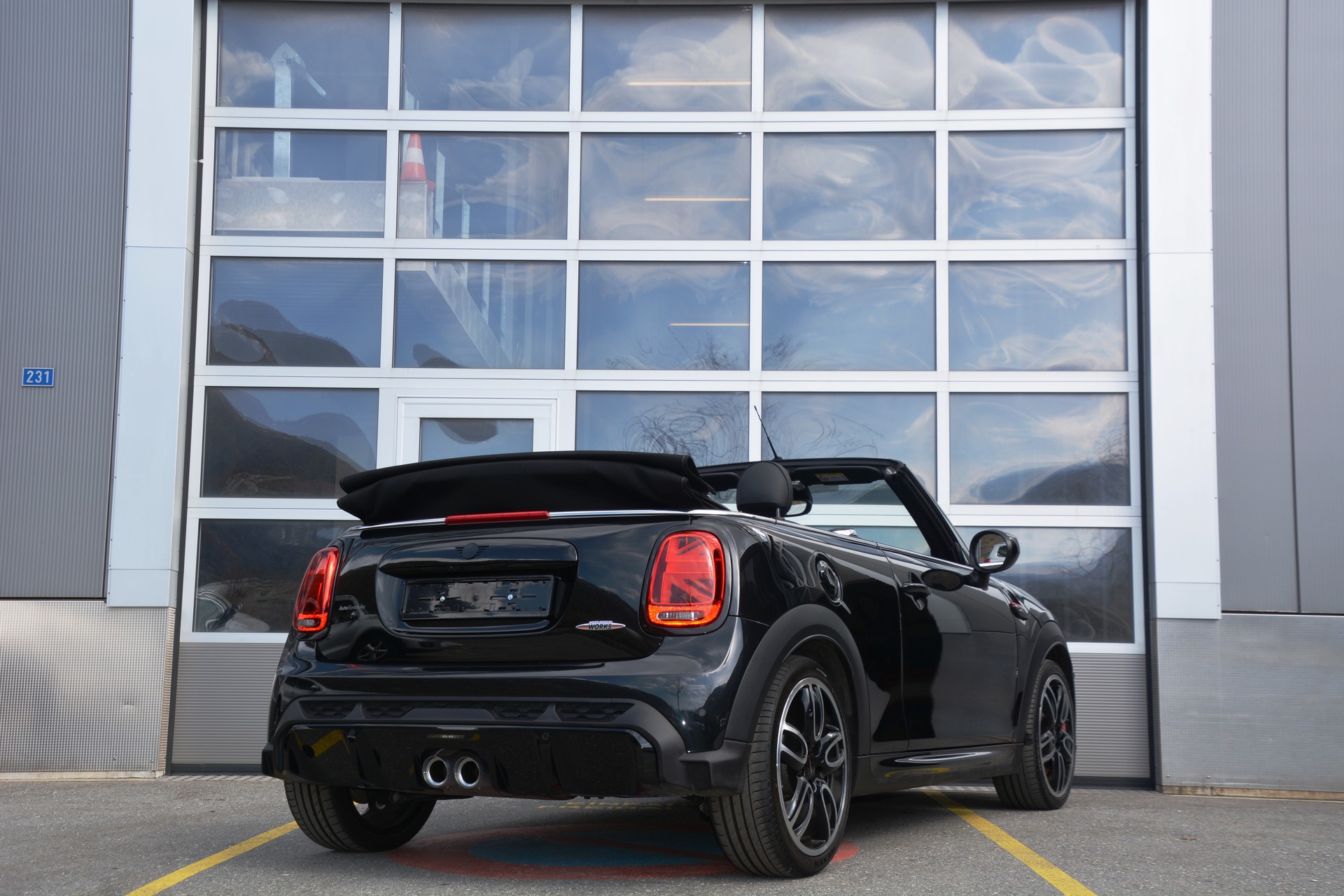 MINI Cooper John Cooper Works Cabriolet Steptronic-image-1
