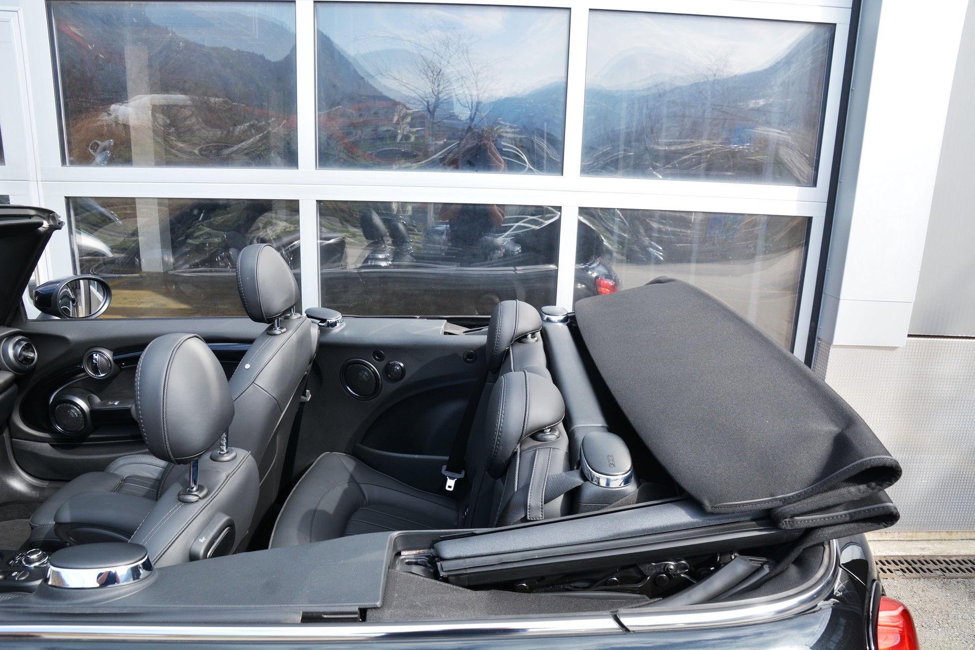 MINI Cooper John Cooper Works Cabriolet Steptronic-image-15