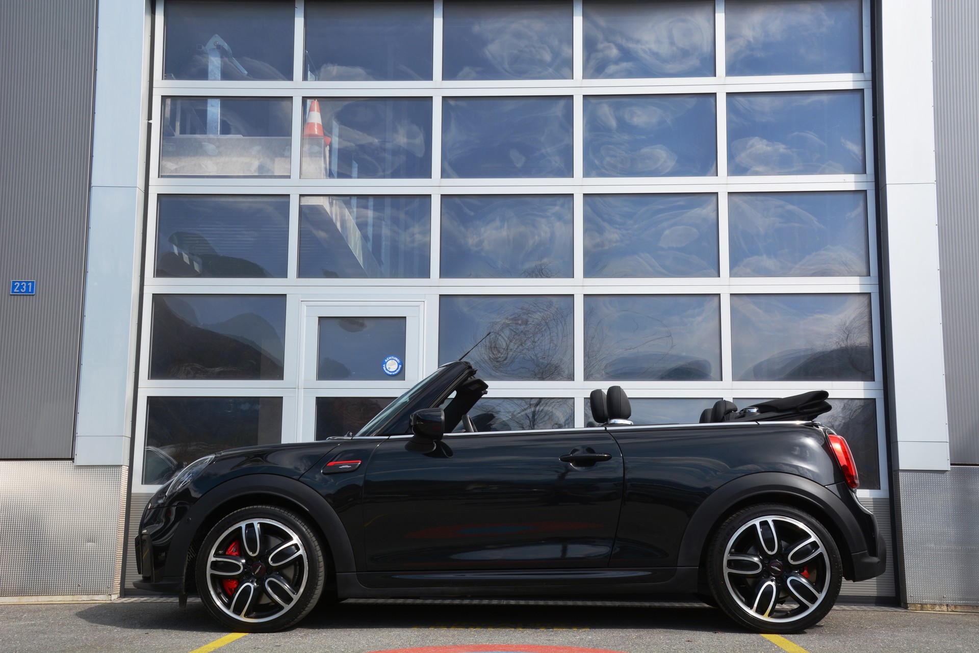 MINI Cooper John Cooper Works Cabriolet Steptronic-image-3