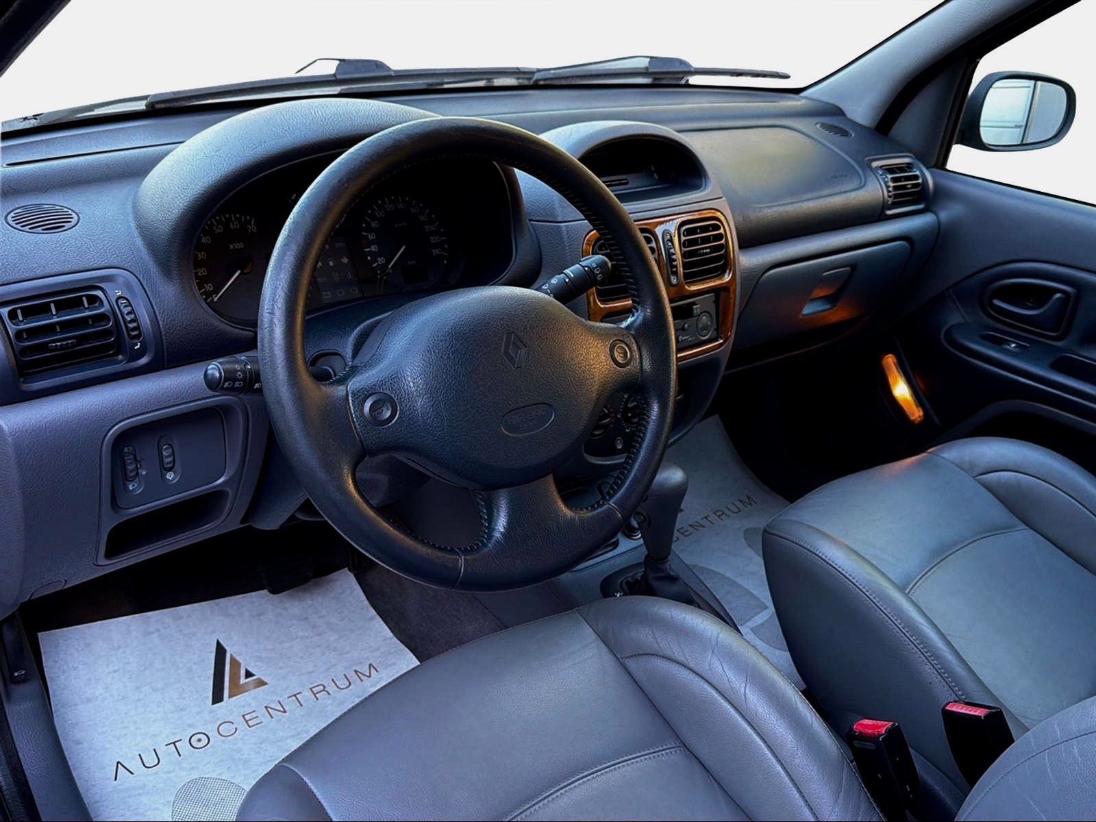 RENAULT Clio 1.4-16 Initiale (Advantage) Automatic-showroom-element-1