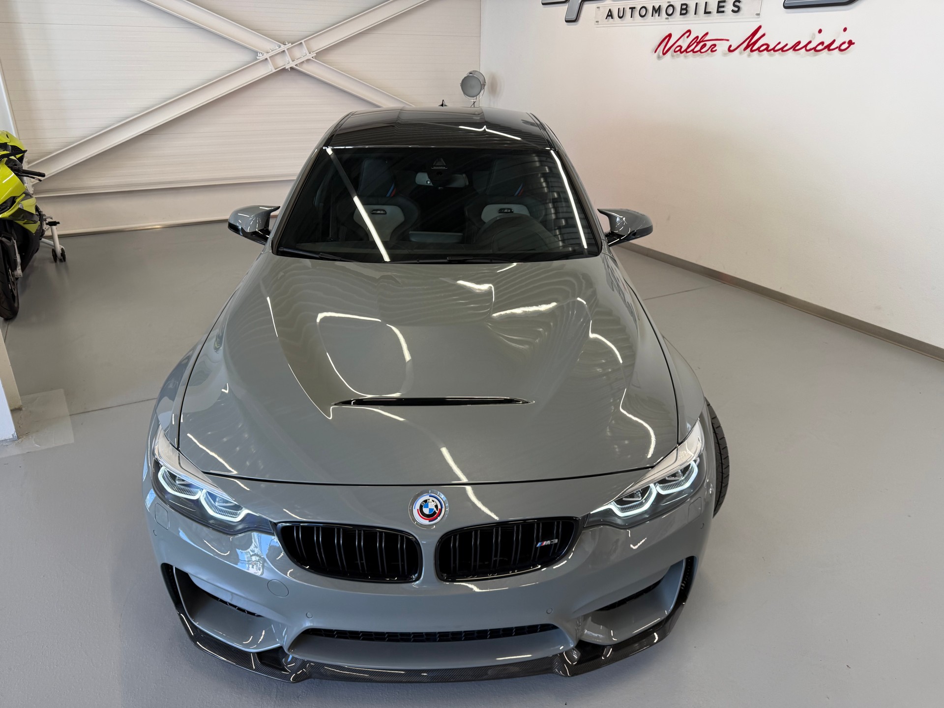 BMW M3 CS Drivelogic Ch Auto-showroom-element-3