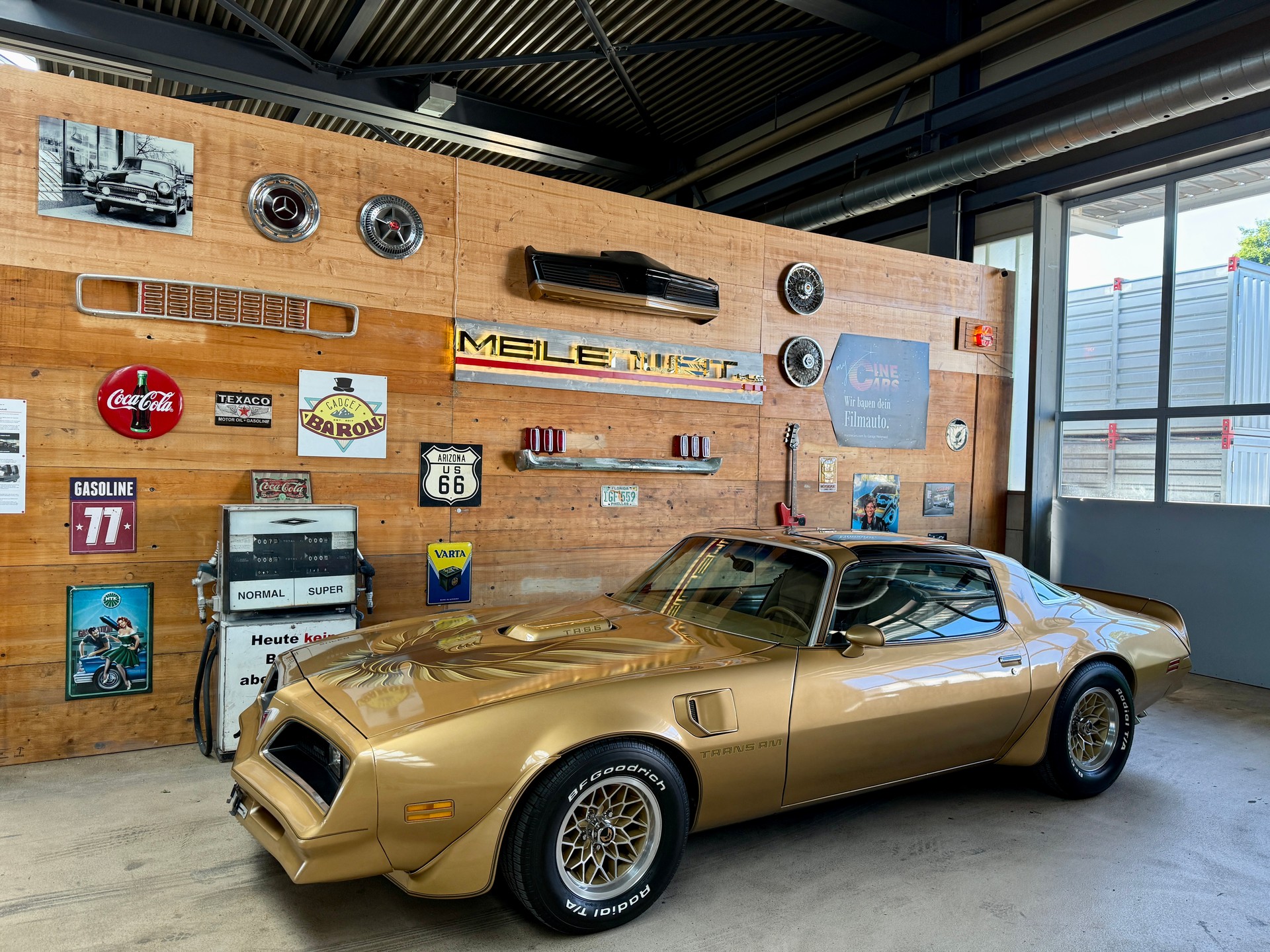 PONTIAC Firebird Trans Am Y88-showroom-element-3