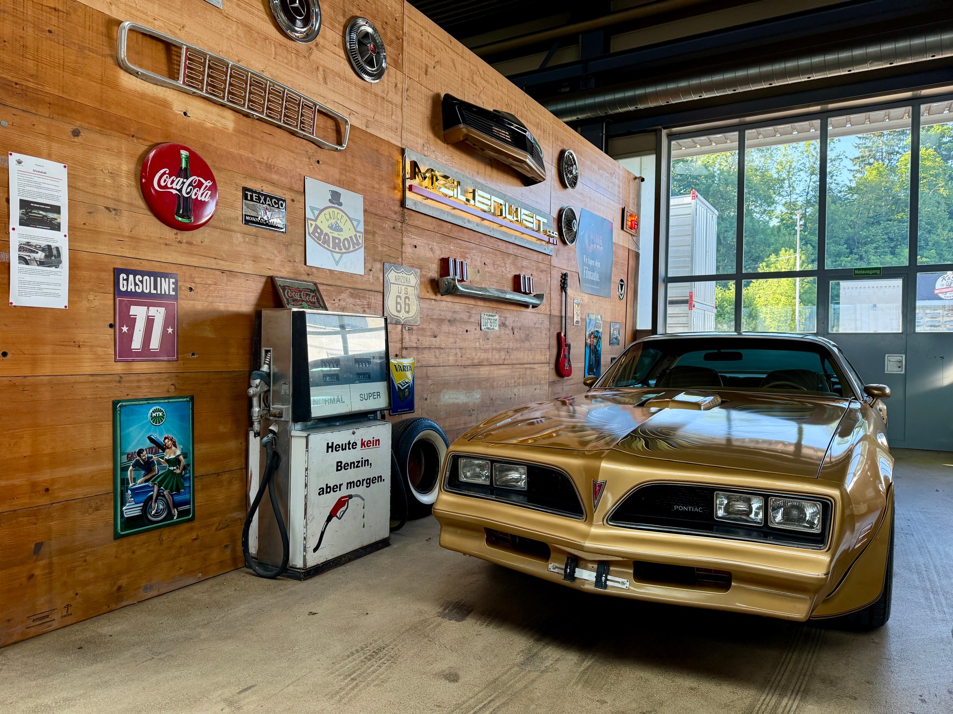 PONTIAC Firebird Trans Am Y88-showroom-element-1