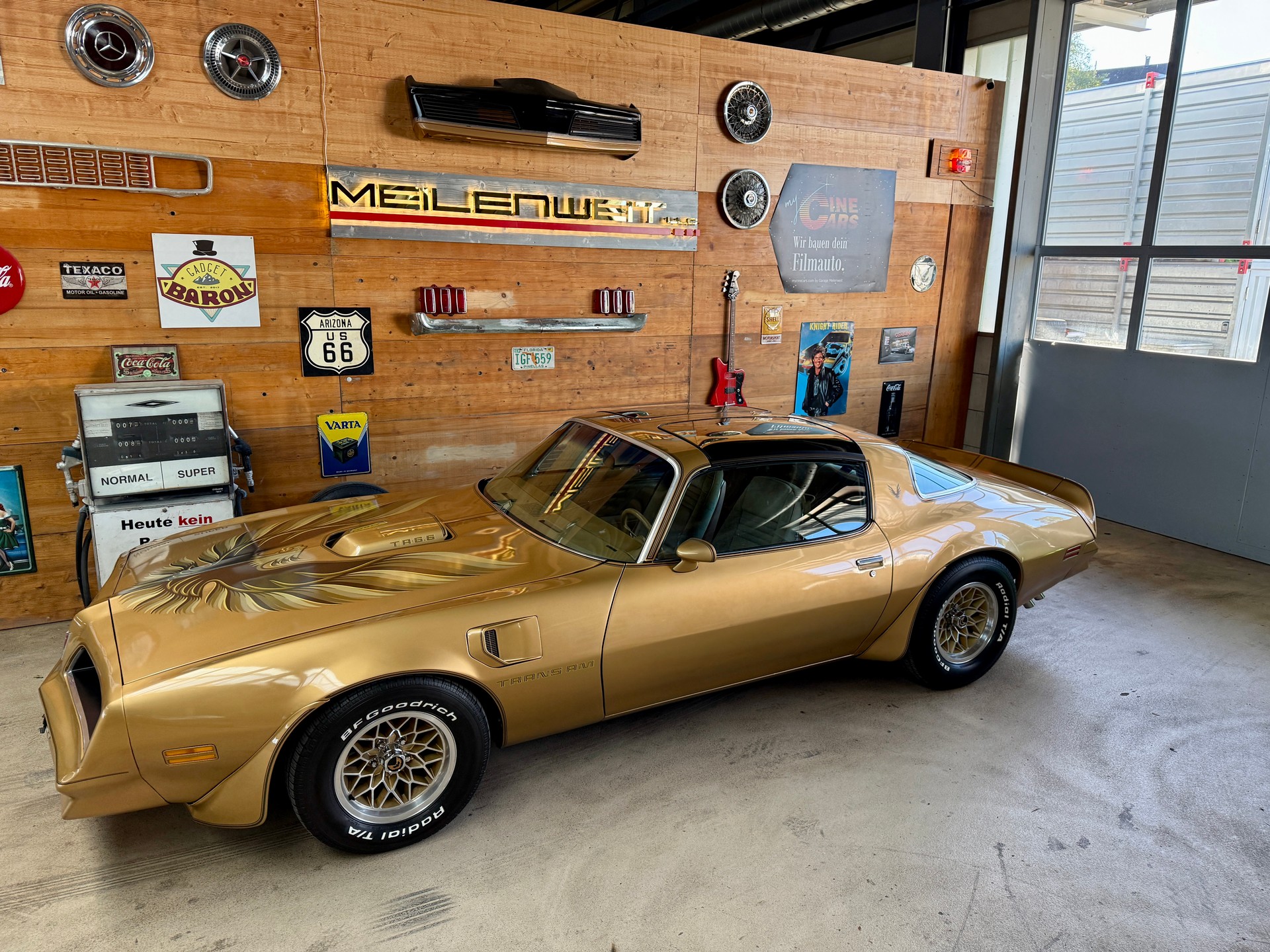 PONTIAC Firebird Trans Am Y88-showroom-element-2