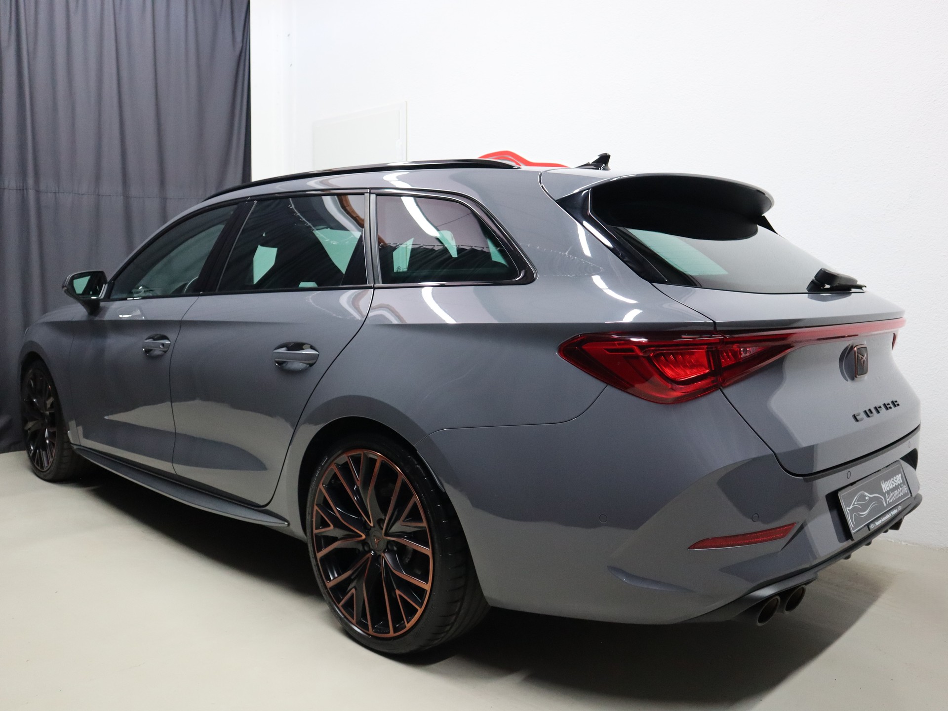 CUPRA LEON ST 2.0 TSI VZ DSG 4Drive - Panorama - Navi - BREMBO - Beats - Sportsitze - Kamera - 310 PS-showroom-element-3