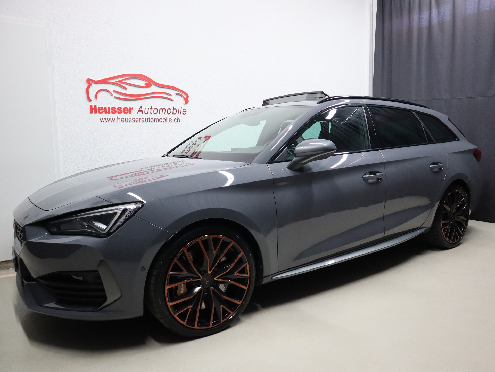 CUPRA LEON ST 2.0 TSI VZ DSG 4Drive - Panorama - Navi - BREMBO - Beats - Sportsitze - Kamera - 310 PS-showroom-element-1